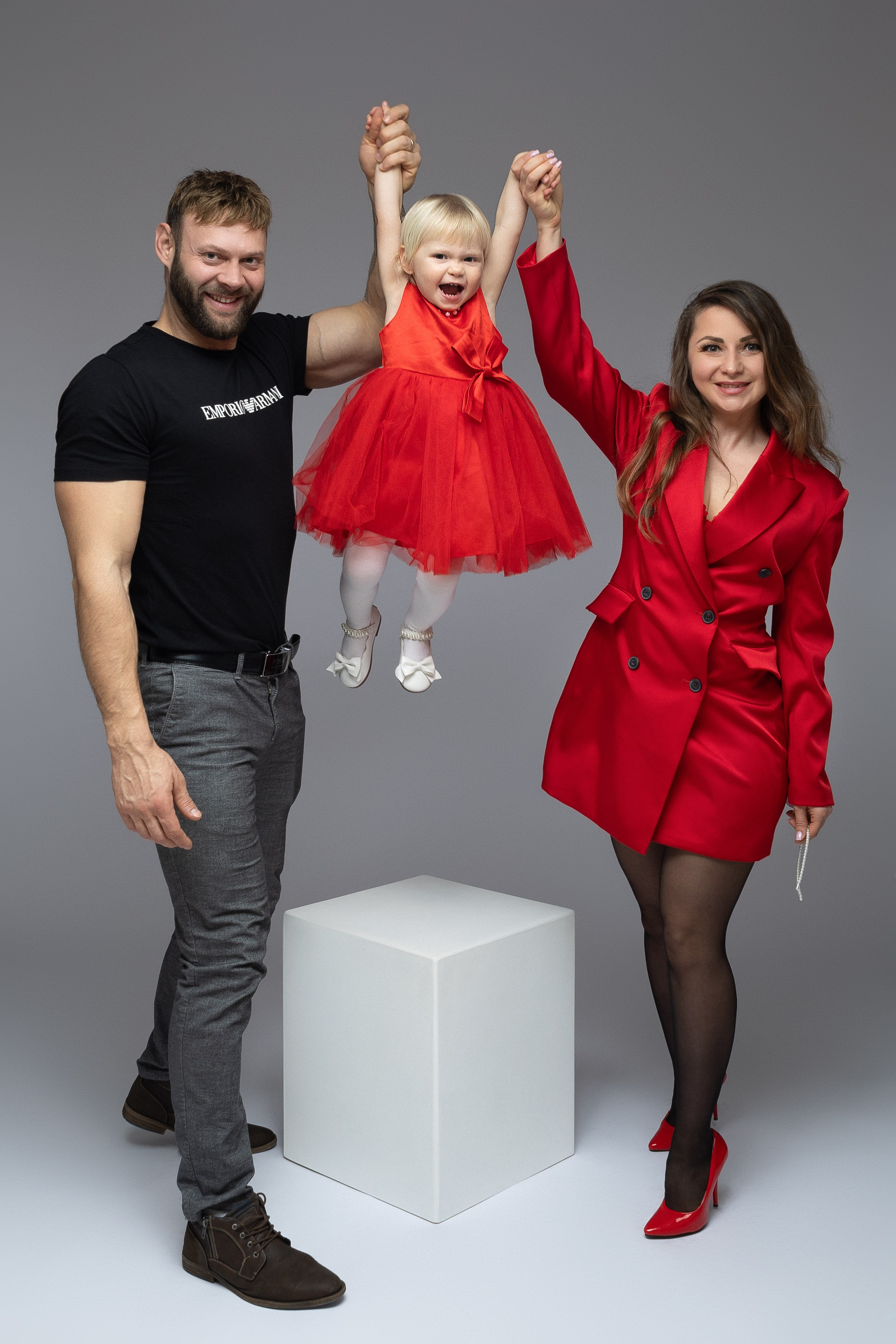 Sanfter Moment: Tochter zwischen Alex und Anastasia – Geborgenheit und Nähe