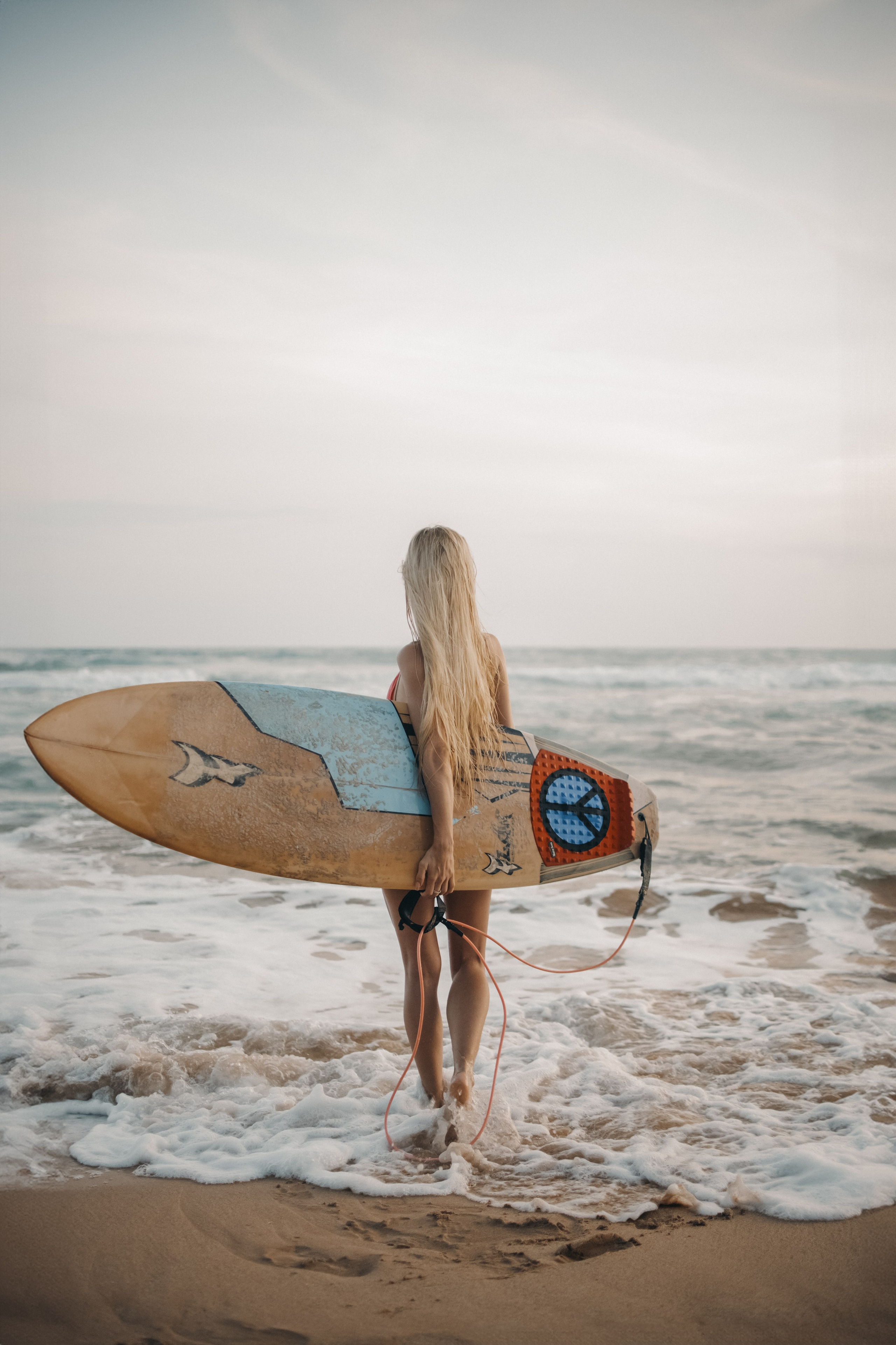 Photoshoot with a surfboard | Colour