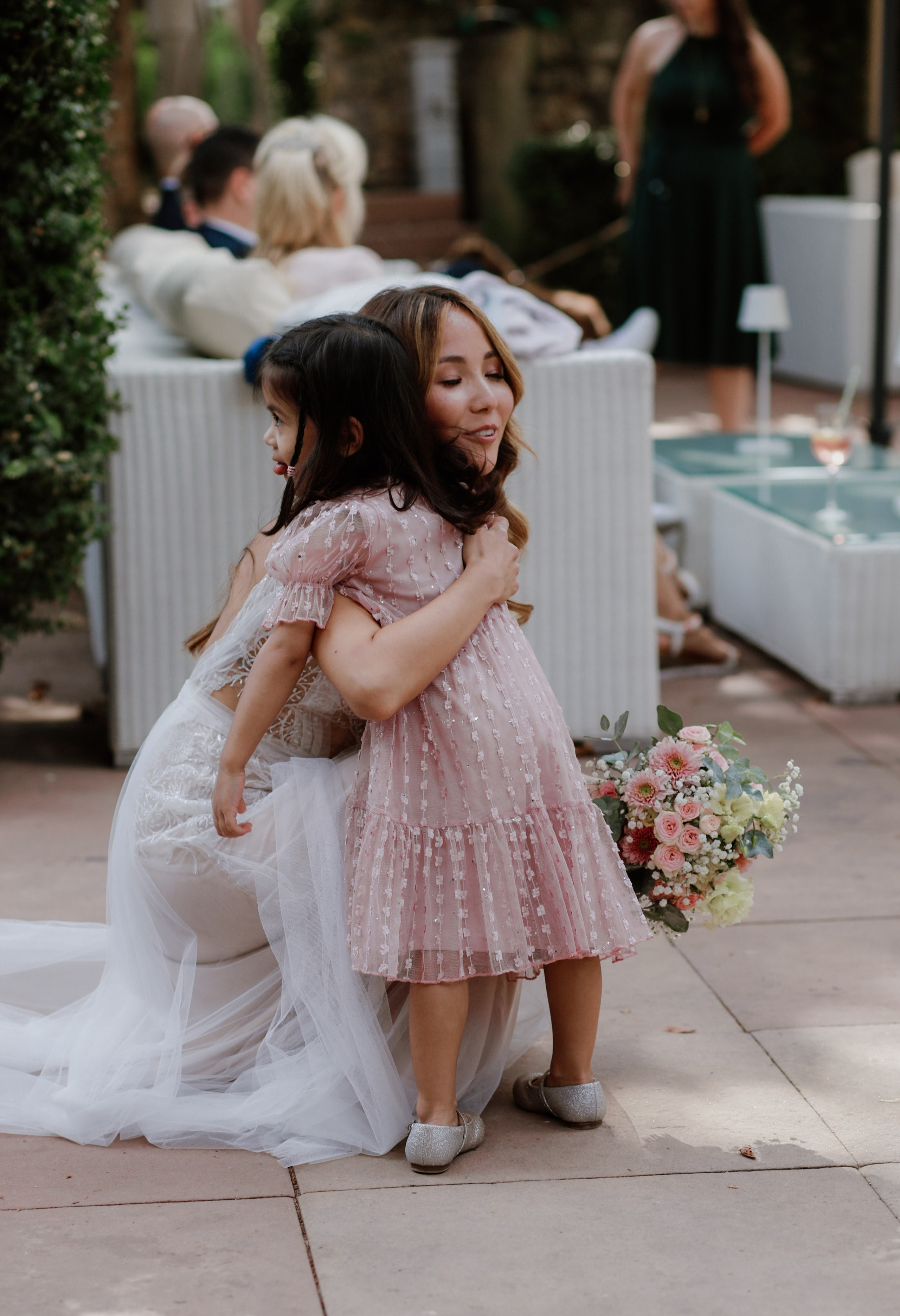 Natürliche Paarfotos im Morrhof mit mediterraner Architektur 