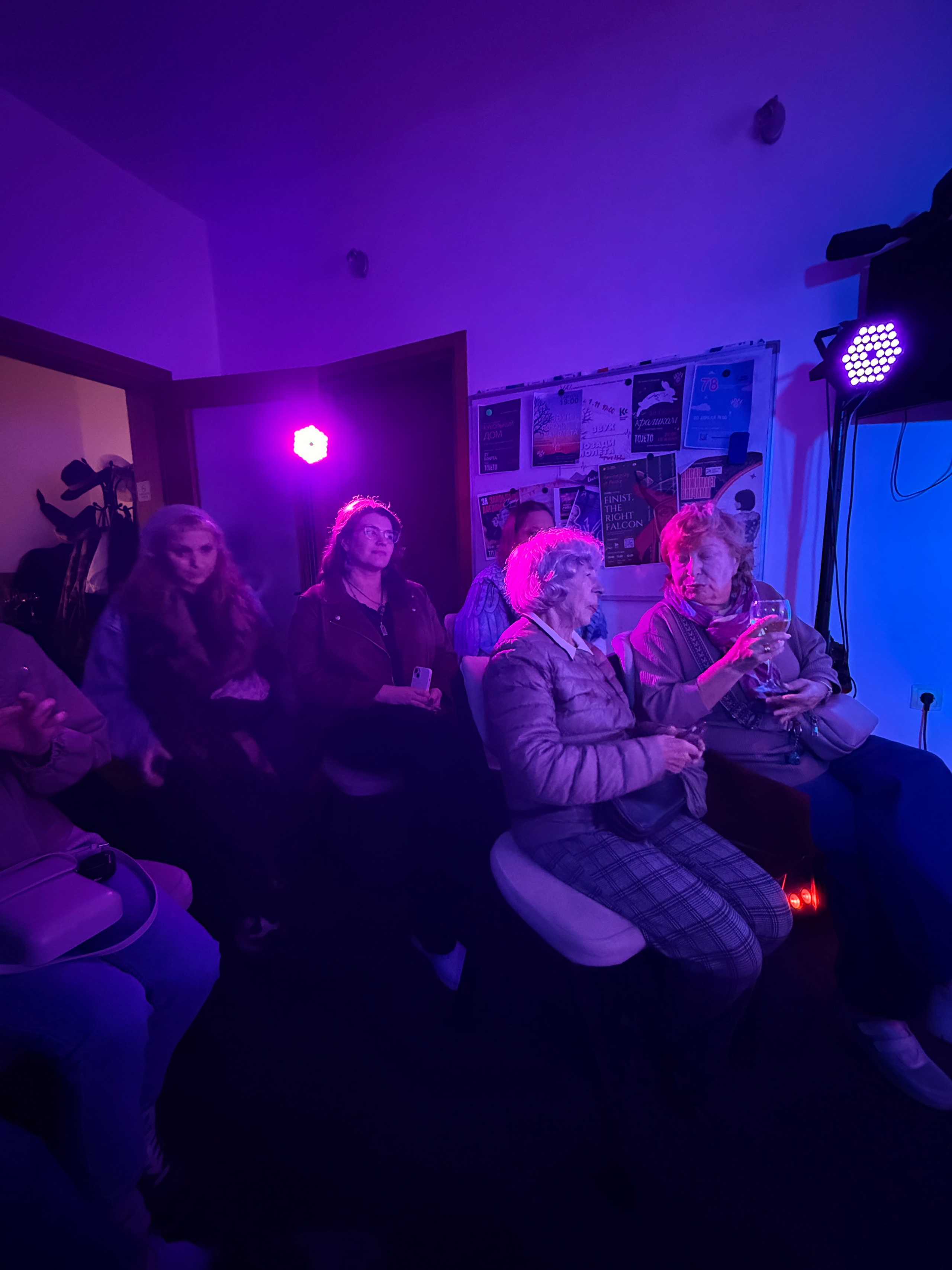 Фоторепортаж вистави у Будві. Портретний фотограф Альона Новгородцева