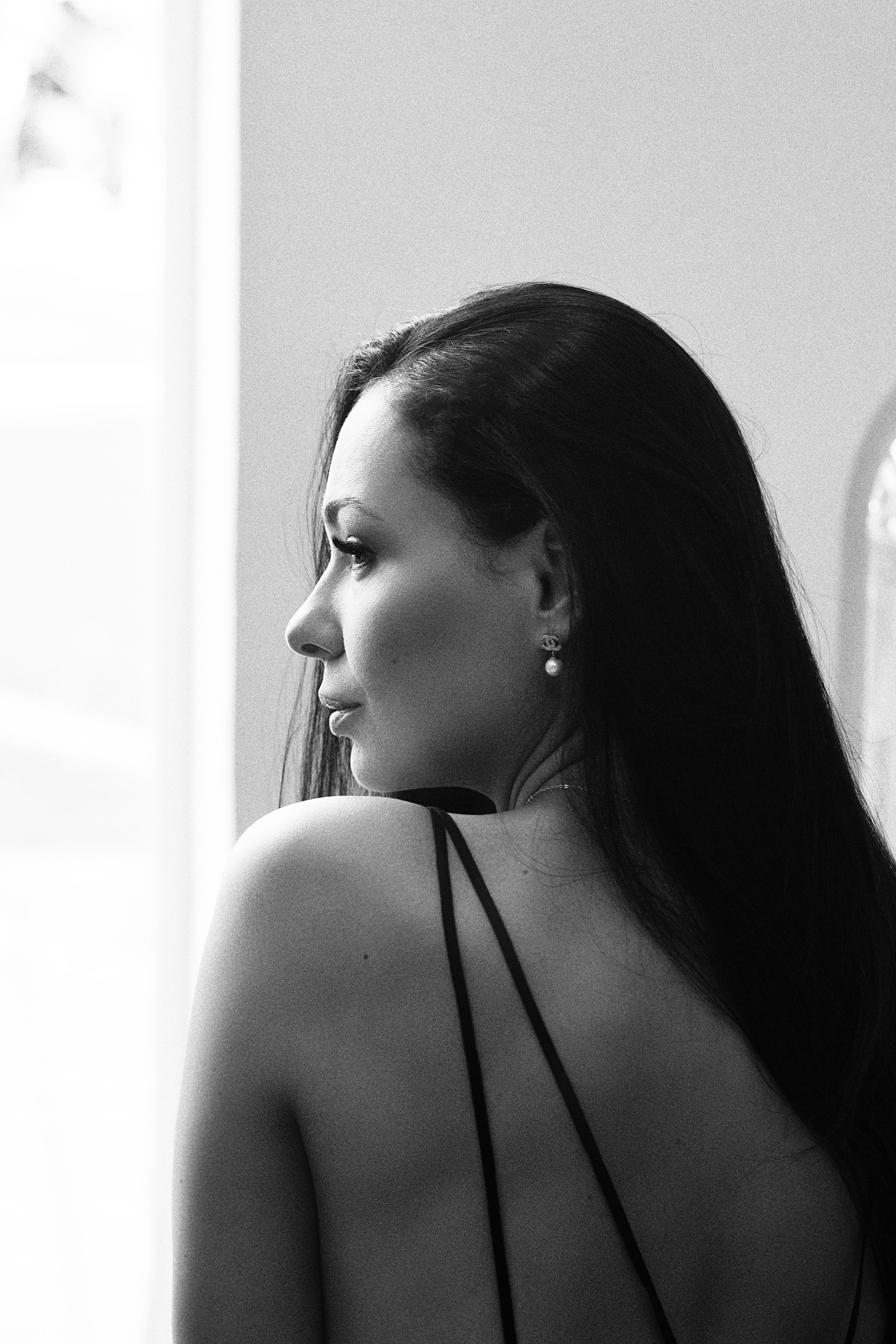Женская фотосессия в Валенсии, Испания, с чёрно-белым портретом женщины в профиль с длинными развевающимися волосами, мягким естественным светом и минималистичным фоном, подчёркивающим женственную элегантность и спокойные эмоции — идеально для женской фотографии, портретных сессий, художественных и fine-art-съёмок, лайфстайл-портретов и профессиональных женских фотосессий в Валенсии и по всей Испании.