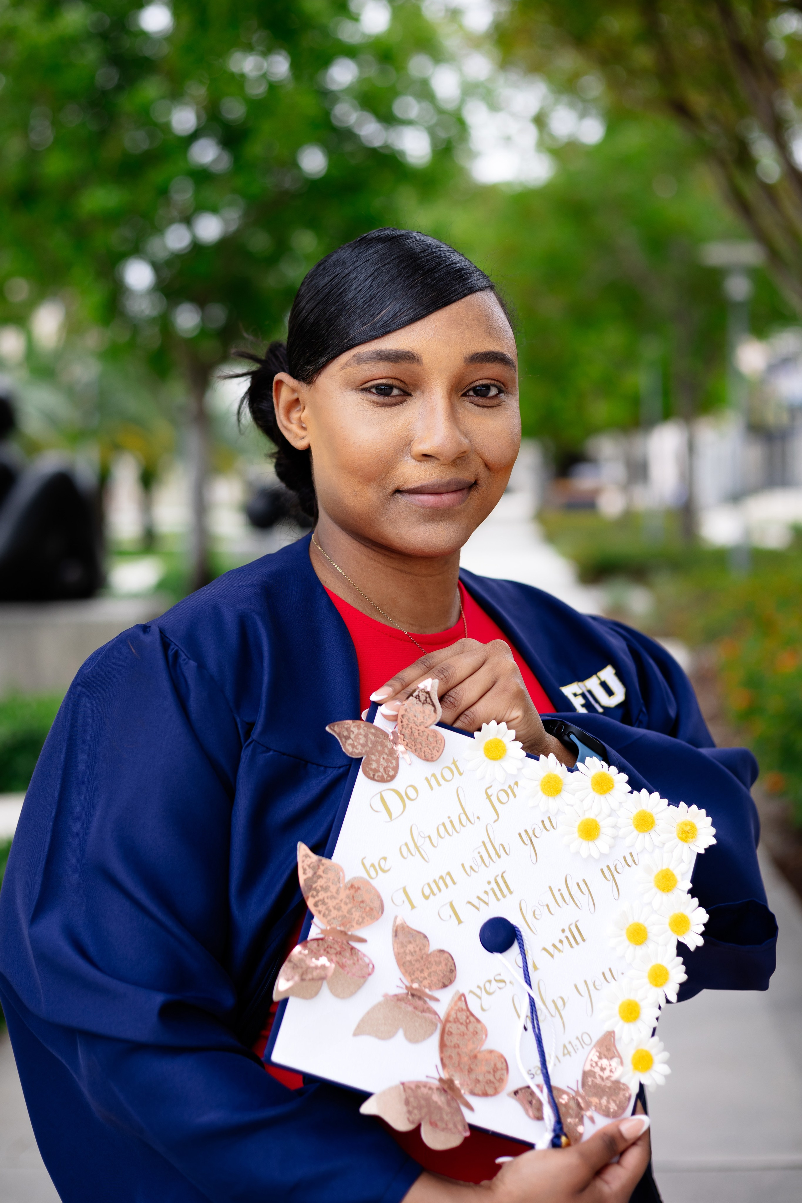 Decorating your graduation cap: do’s and don’ts. Portrait and graduation photographer Marina Simanava