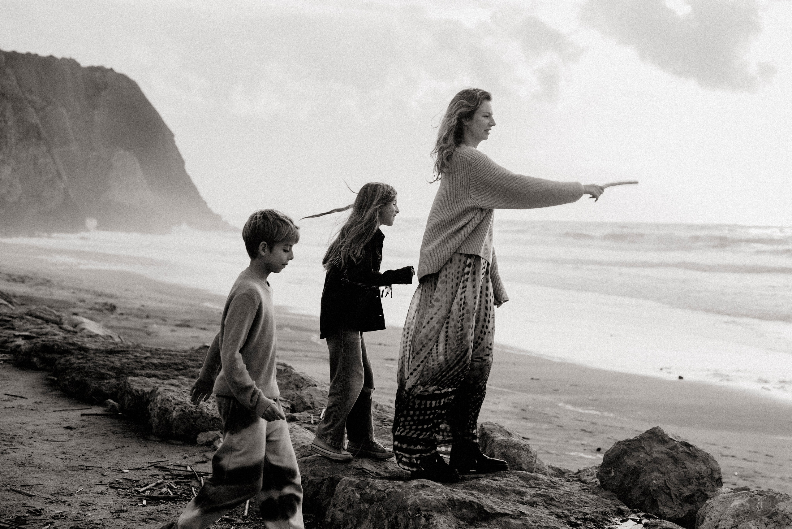 History by the ocean. Polina Sobol — family & documentary photographer in Bern. Outdoor & urban photo sessions for families, kids and couples