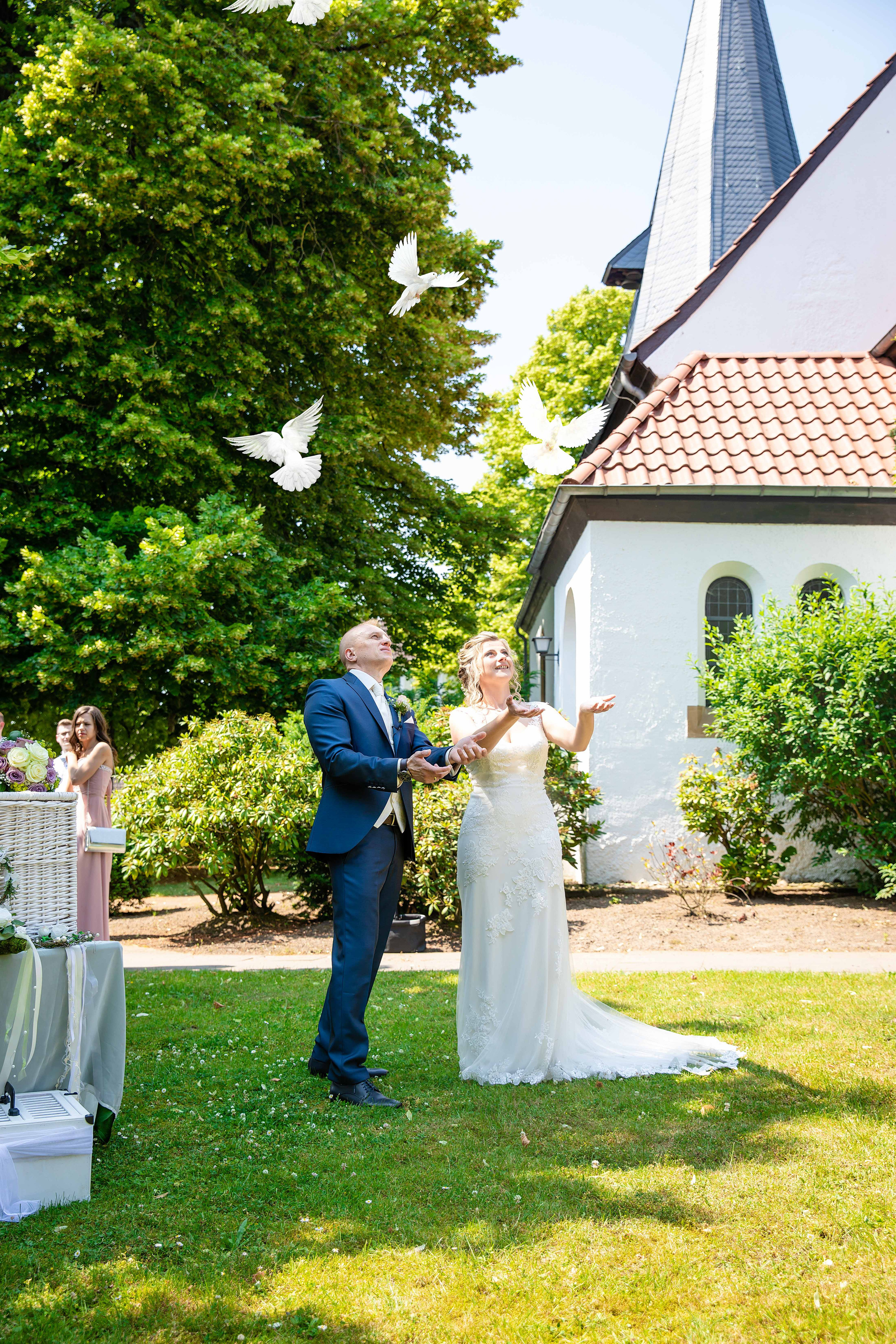 Kirchliche Trauung & Park Bad Oeynhausen. Hochzeitsfotografin in Gütersloh | Authentische Hochzeitsreportagen | TK Photographie