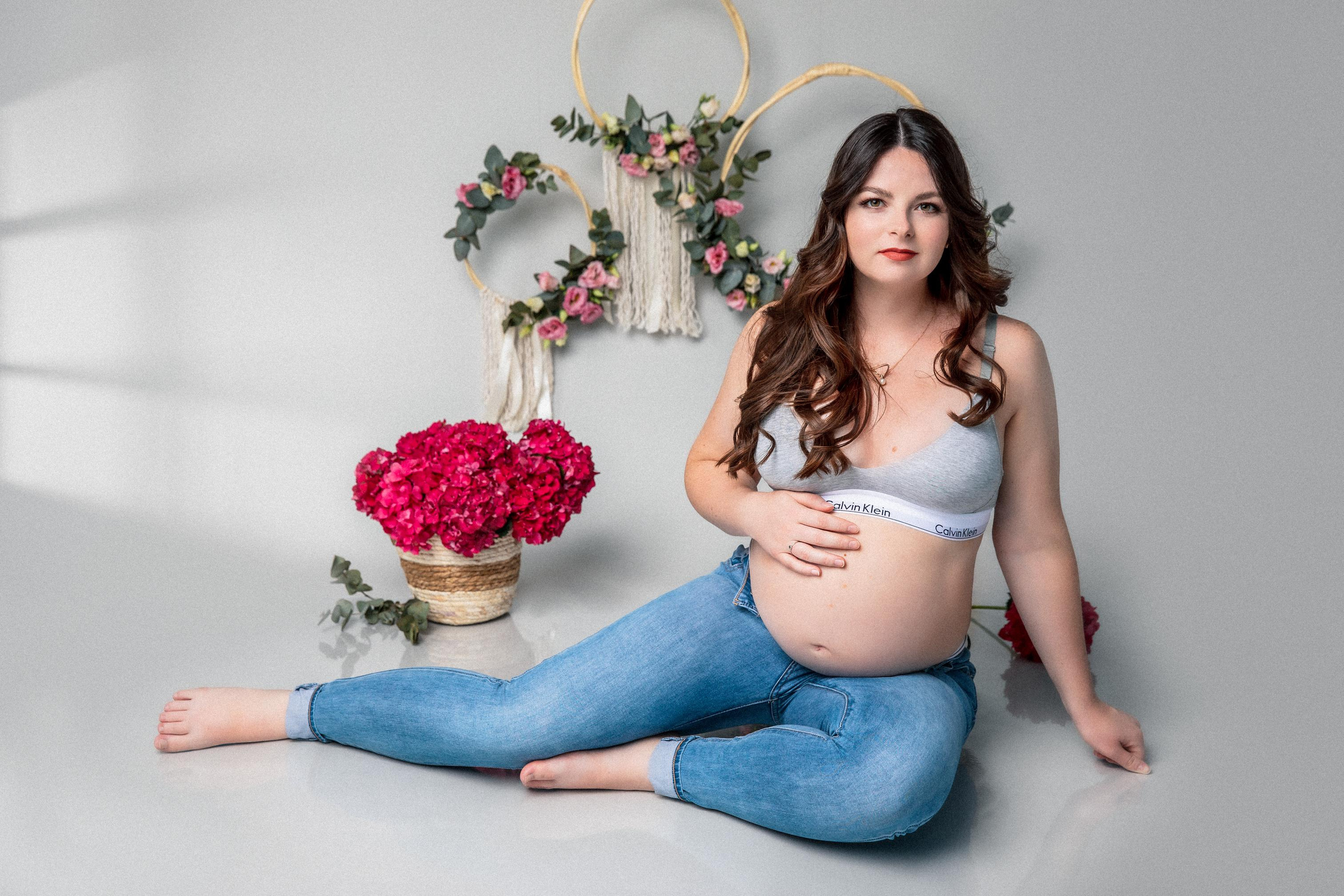 Babybauch Shooting im Fotostudio – Natürliche Babybauchfotos & Emotionale Momente. Hochzeitsfotografin in Gütersloh | Authentische Hochzeitsreportagen | TK Photographie