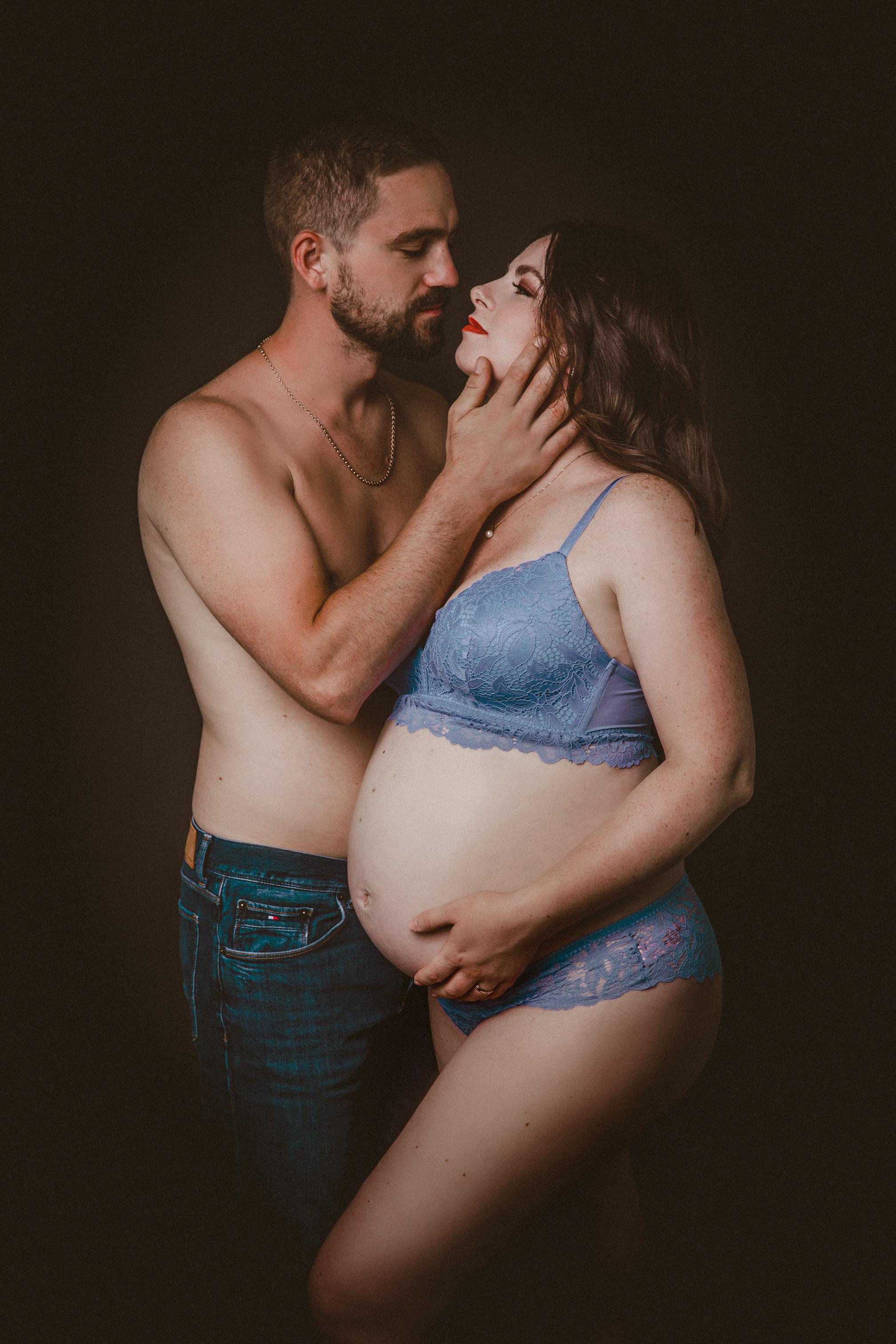 Babybauch Shooting im Fotostudio – Natürliche Babybauchfotos & Emotionale Momente. Hochzeitsfotografin in Gütersloh | Authentische Hochzeitsreportagen | TK Photographie