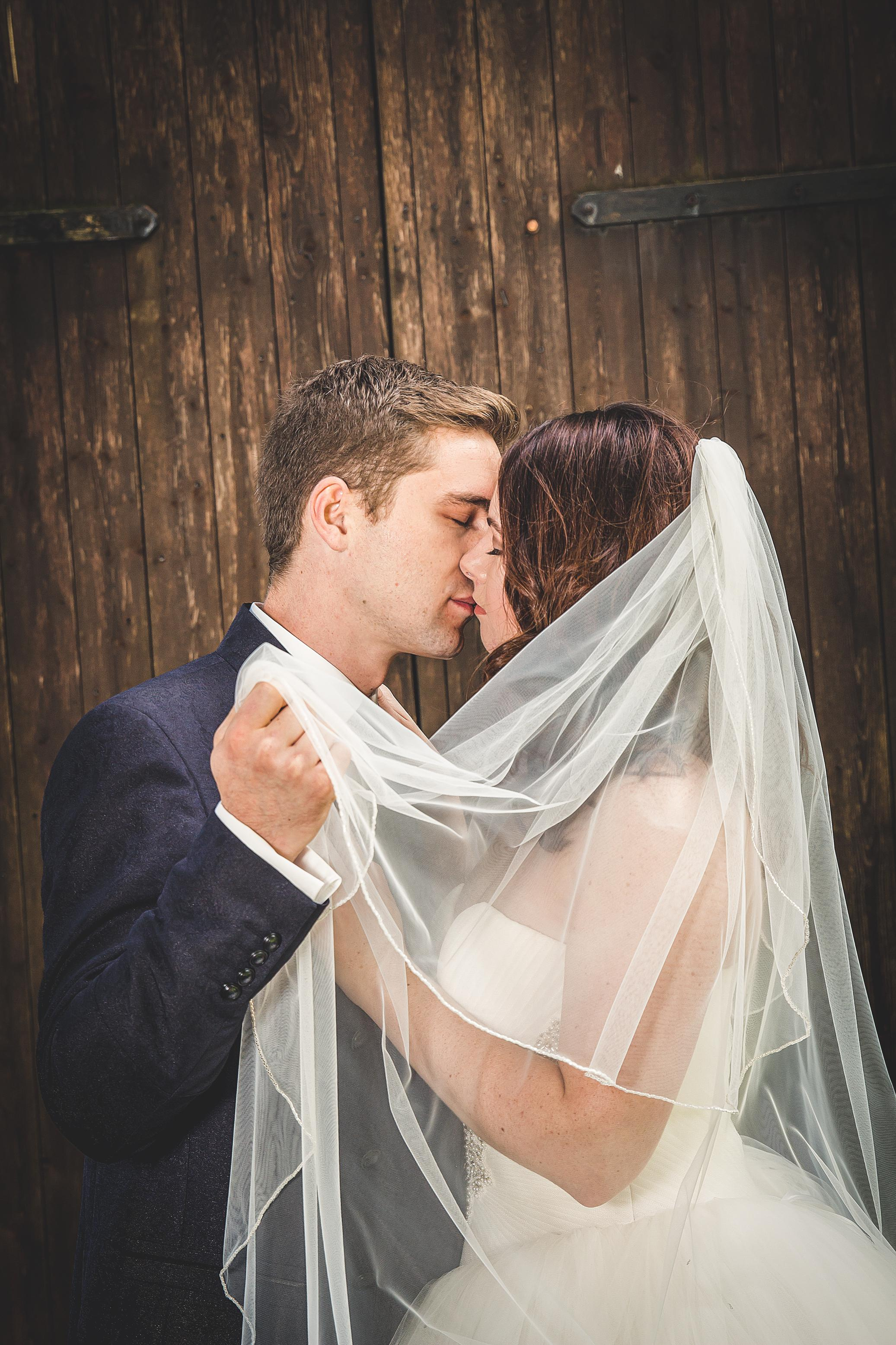 Hochzeit auf dem Bauernhof Bielefeld – Natürliche Hochzeitsfotos & Emotionale Reportagen. Hochzeitsfotografin in Gütersloh | Authentische Hochzeitsreportagen | TK Photographie