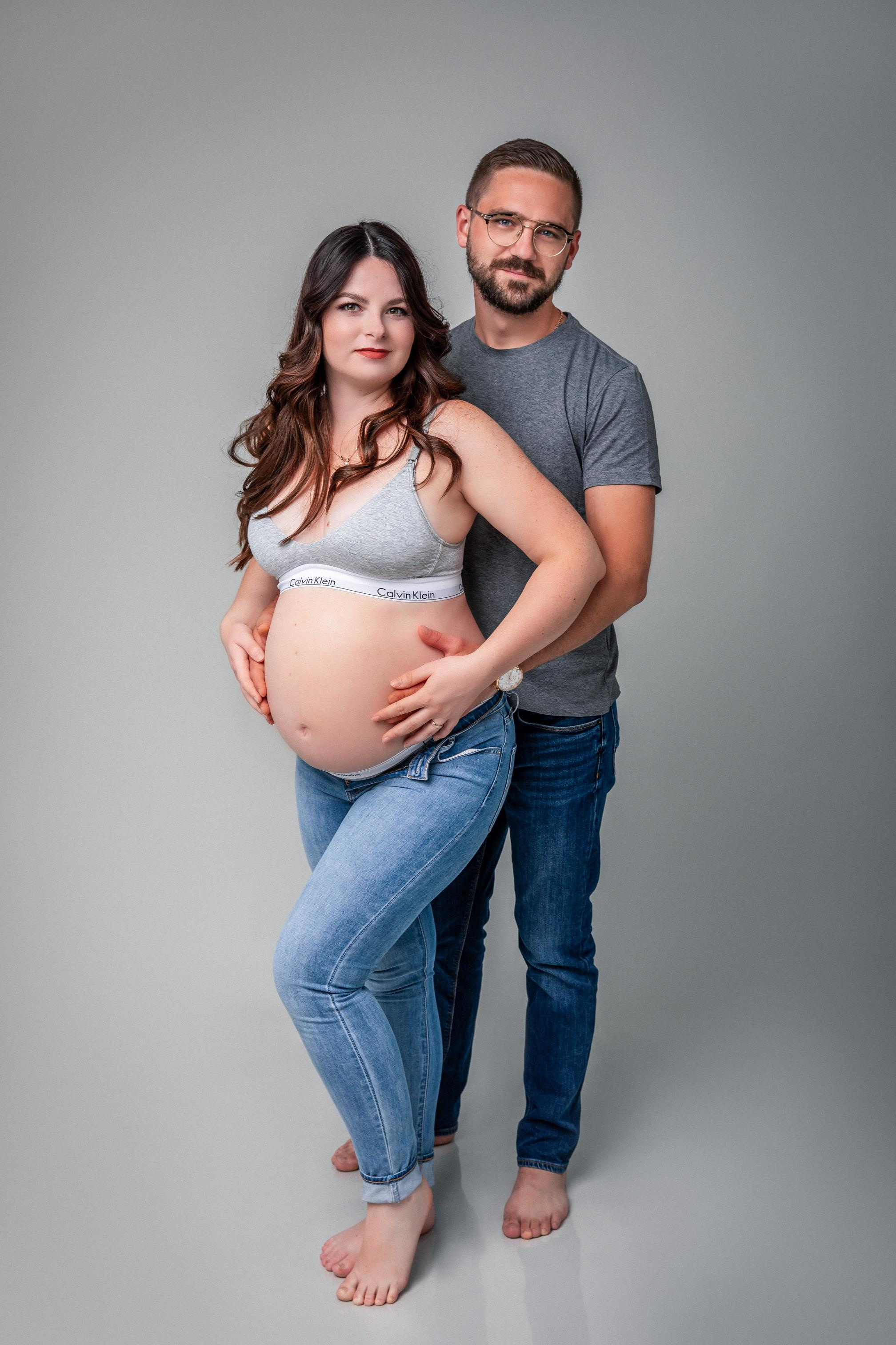 Babybauch Shooting im Fotostudio – Natürliche Babybauchfotos & Emotionale Momente. Hochzeitsfotografin in Gütersloh | Authentische Hochzeitsreportagen | TK Photographie