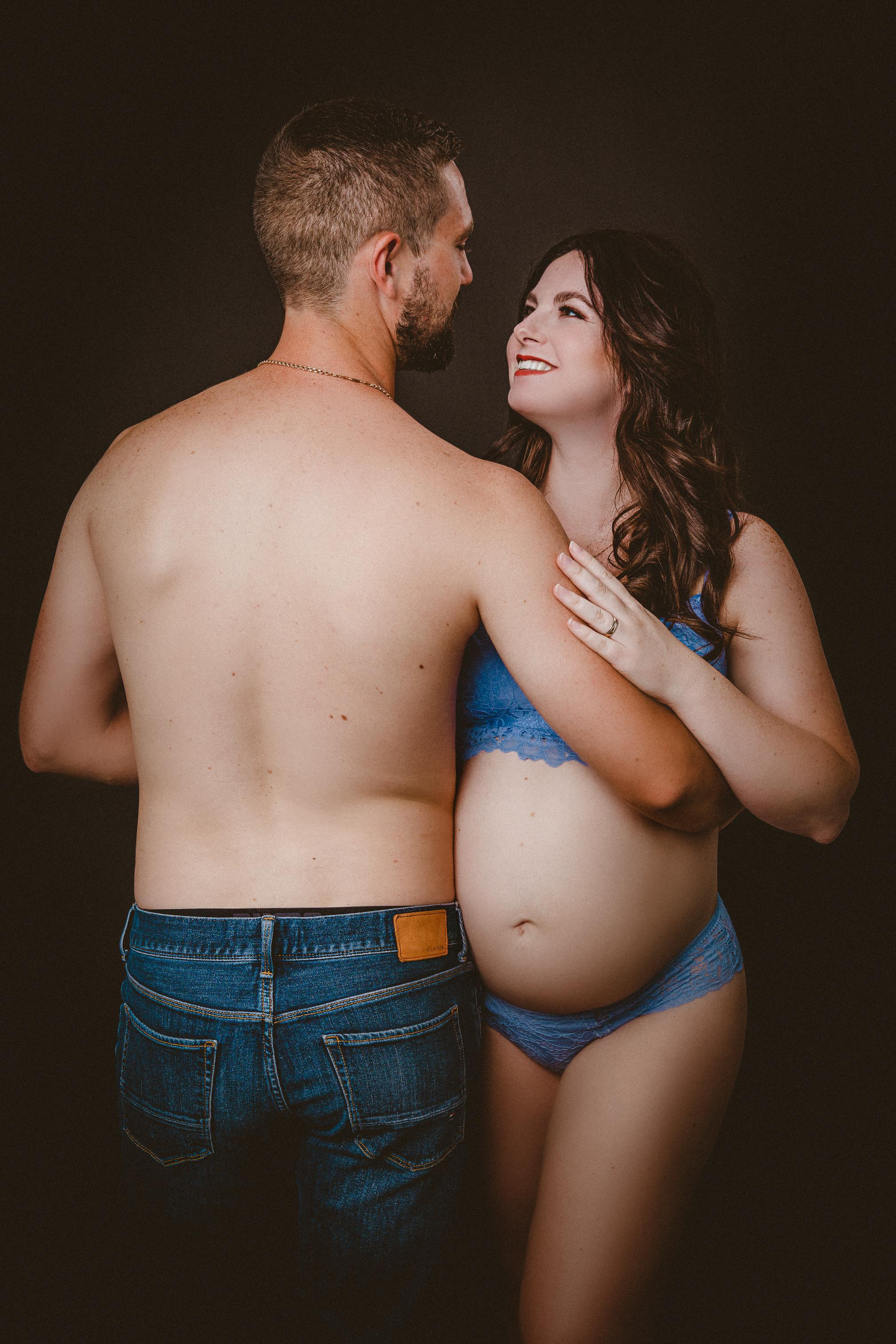 Babybauch Shooting im Fotostudio – Natürliche Babybauchfotos & Emotionale Momente. Hochzeitsfotografin in Gütersloh | Authentische Hochzeitsreportagen | TK Photographie