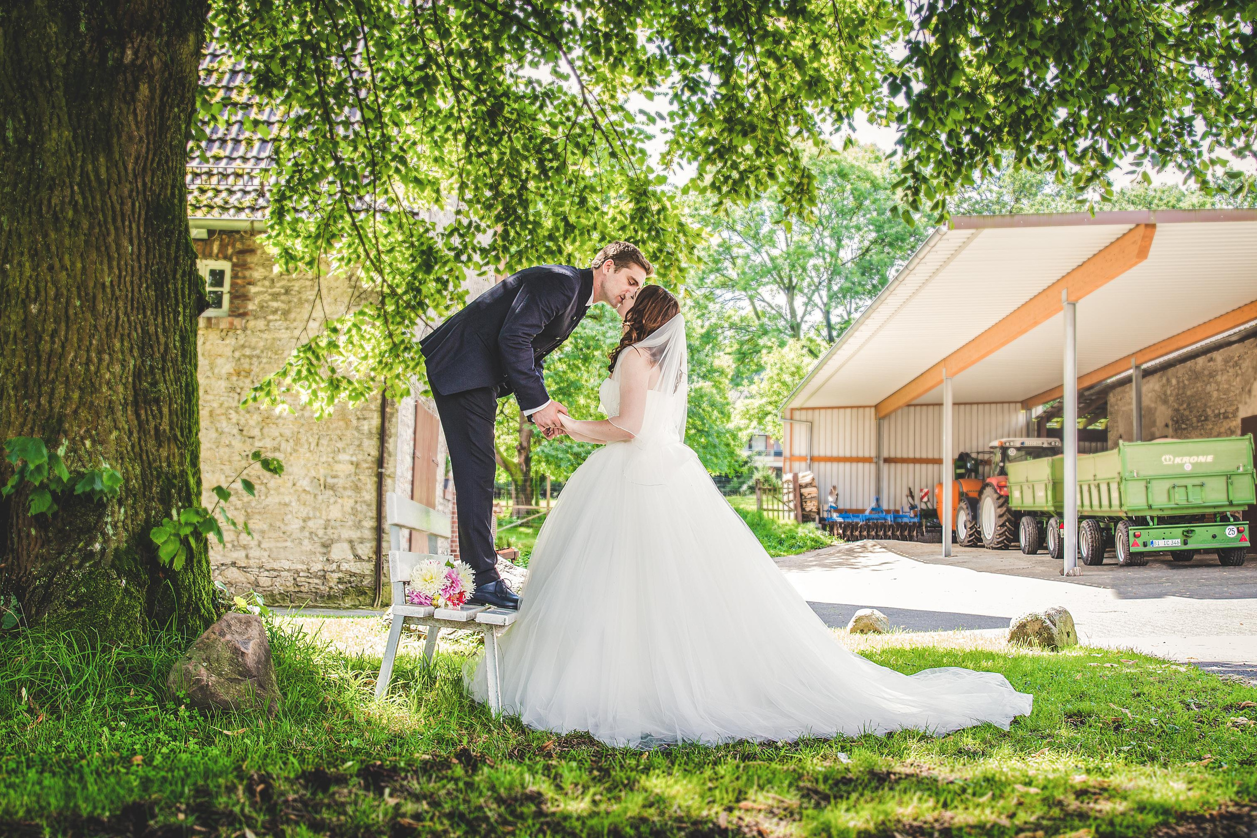 Hochzeit auf dem Bauernhof Bielefeld – Natürliche Hochzeitsfotos & Emotionale Reportagen. Hochzeitsfotografin in Gütersloh | Authentische Hochzeitsreportagen | TK Photographie