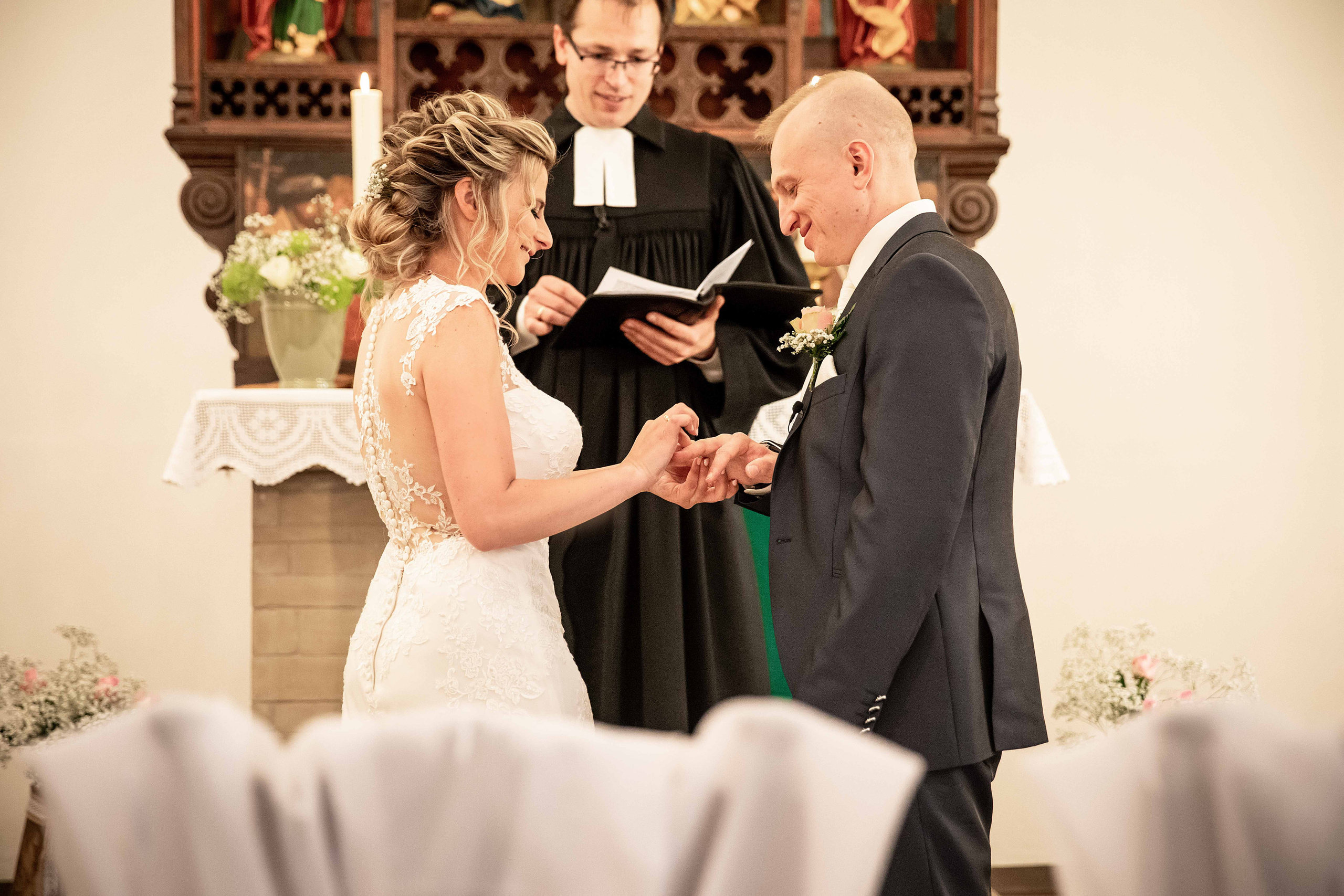 Kirchliche Trauung & Park Bad Oeynhausen. Hochzeitsfotografin in Gütersloh | Authentische Hochzeitsreportagen | TK Photographie