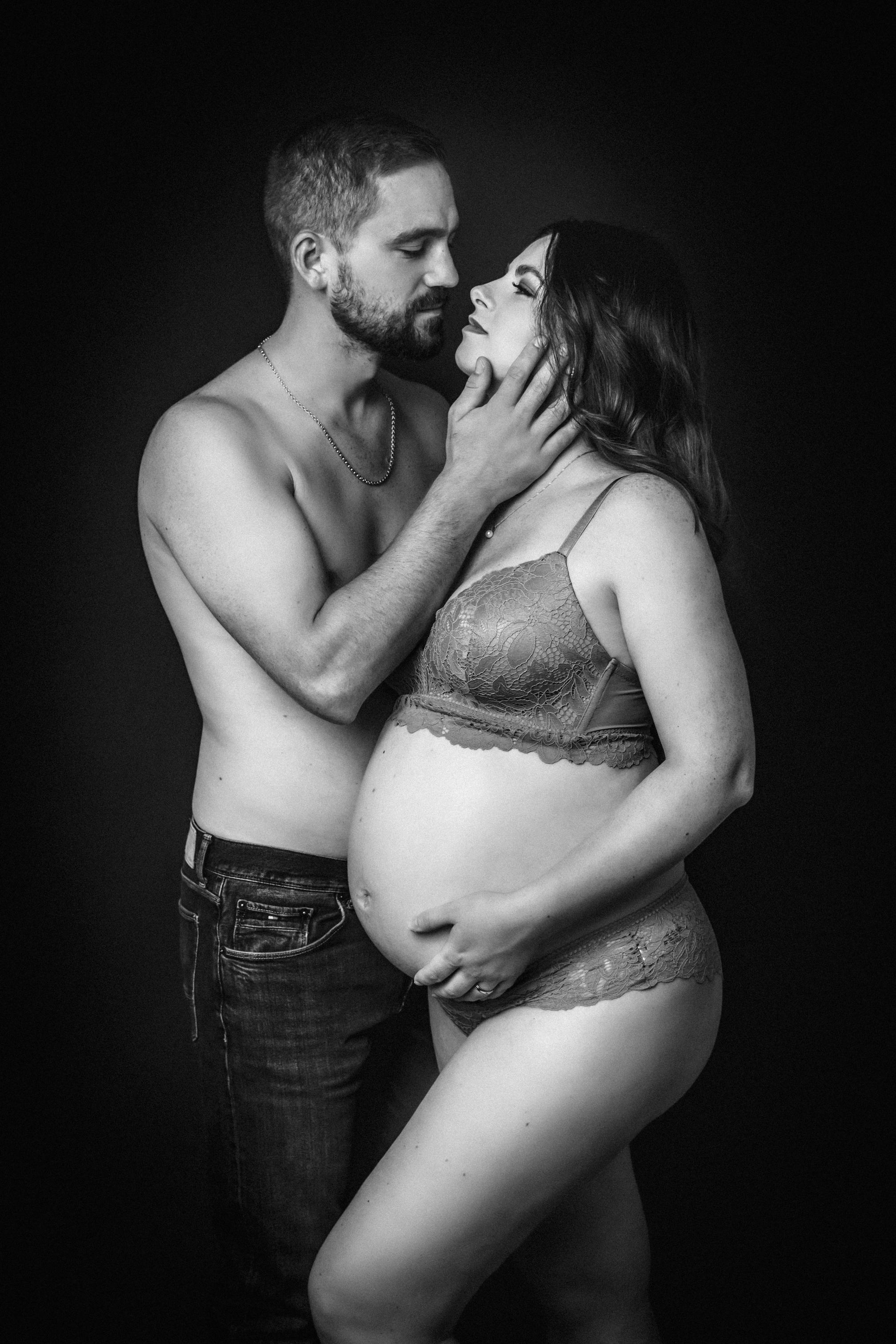 Babybauch Shooting im Fotostudio – Natürliche Babybauchfotos & Emotionale Momente. Hochzeitsfotografin in Gütersloh | Authentische Hochzeitsreportagen | TK Photographie