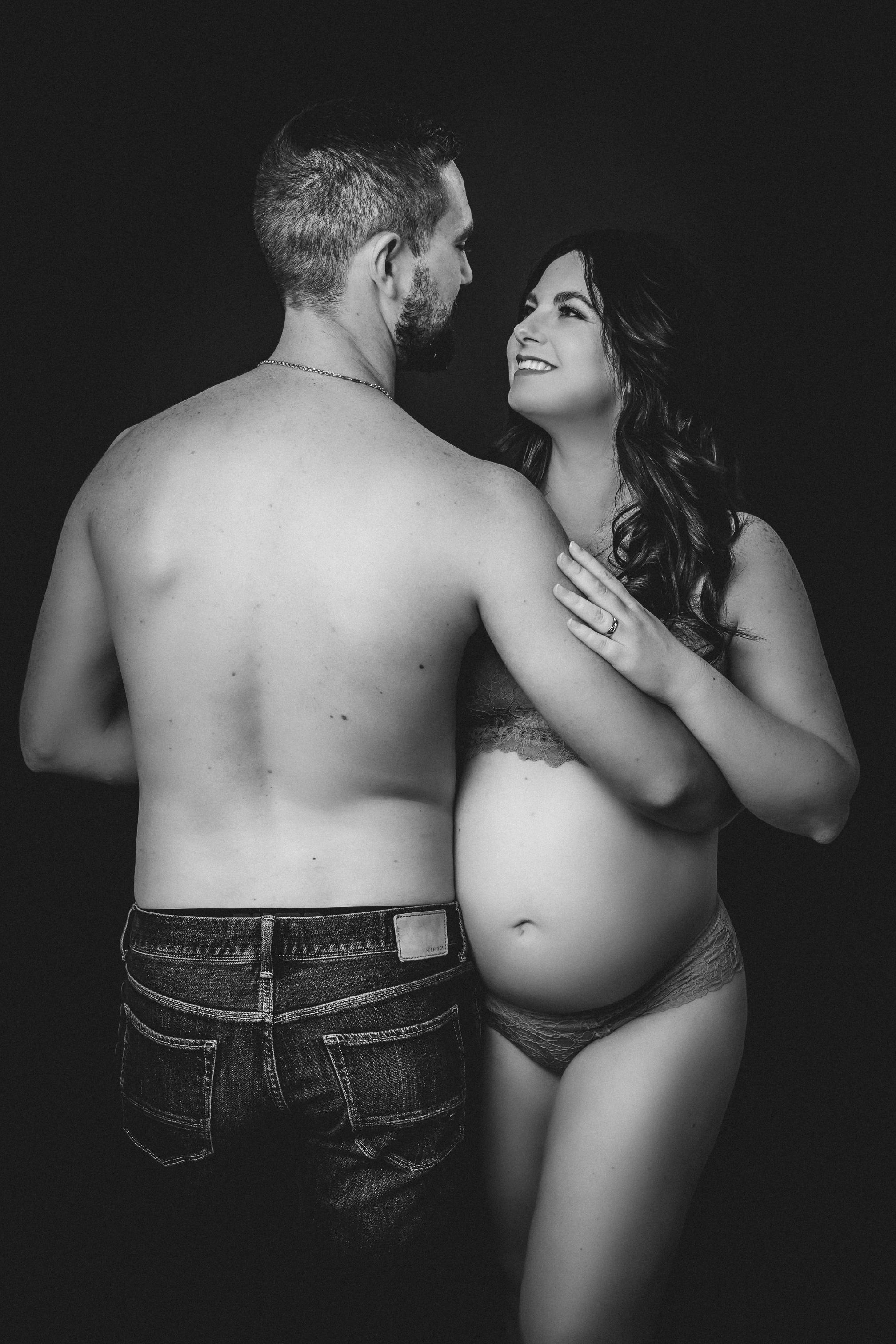 Babybauch Shooting im Fotostudio – Natürliche Babybauchfotos & Emotionale Momente. Hochzeitsfotografin in Gütersloh | Authentische Hochzeitsreportagen | TK Photographie