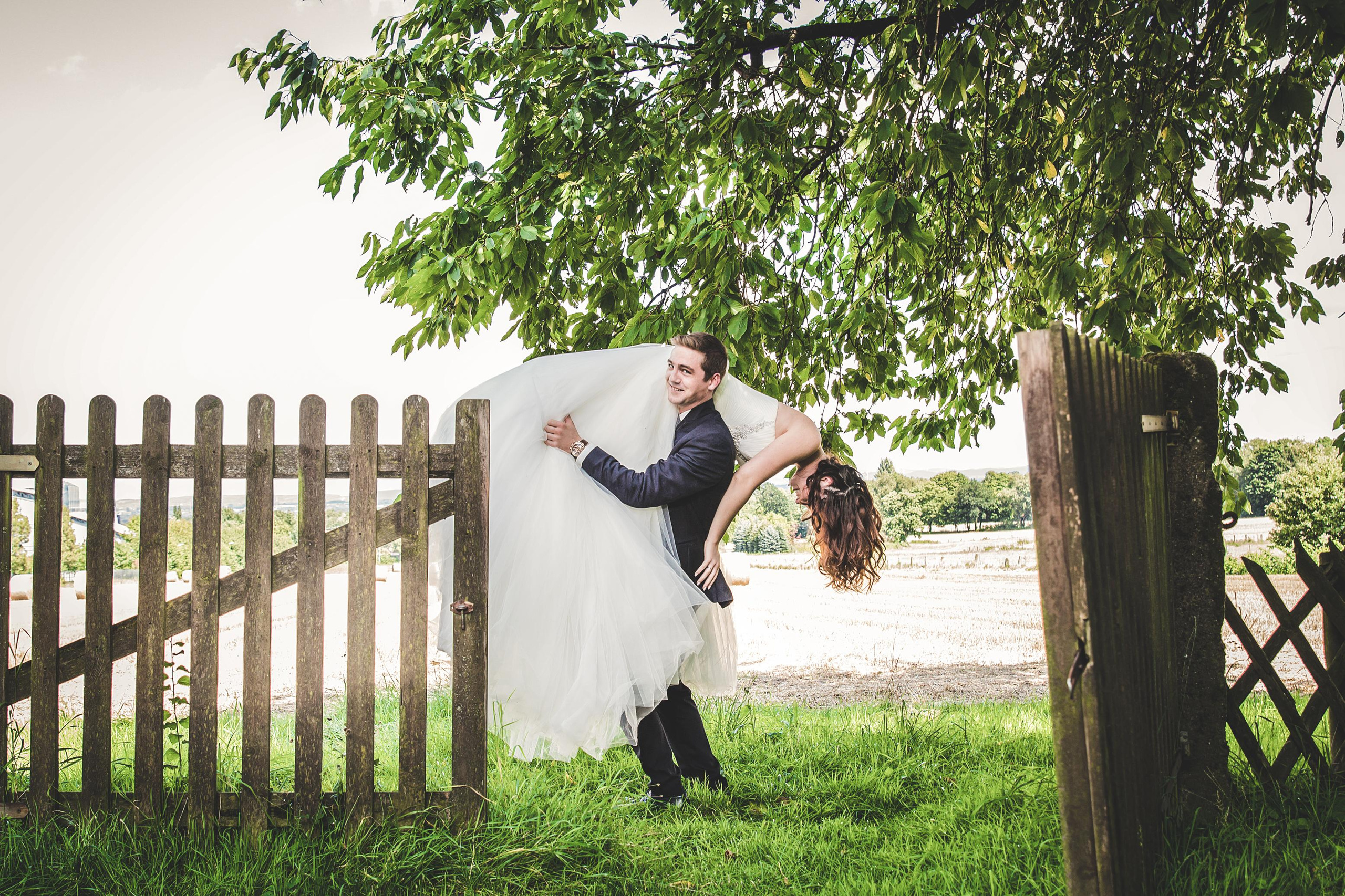 Hochzeit auf dem Bauernhof Bielefeld – Natürliche Hochzeitsfotos & Emotionale Reportagen. Hochzeitsfotografin in Gütersloh | Authentische Hochzeitsreportagen | TK Photographie