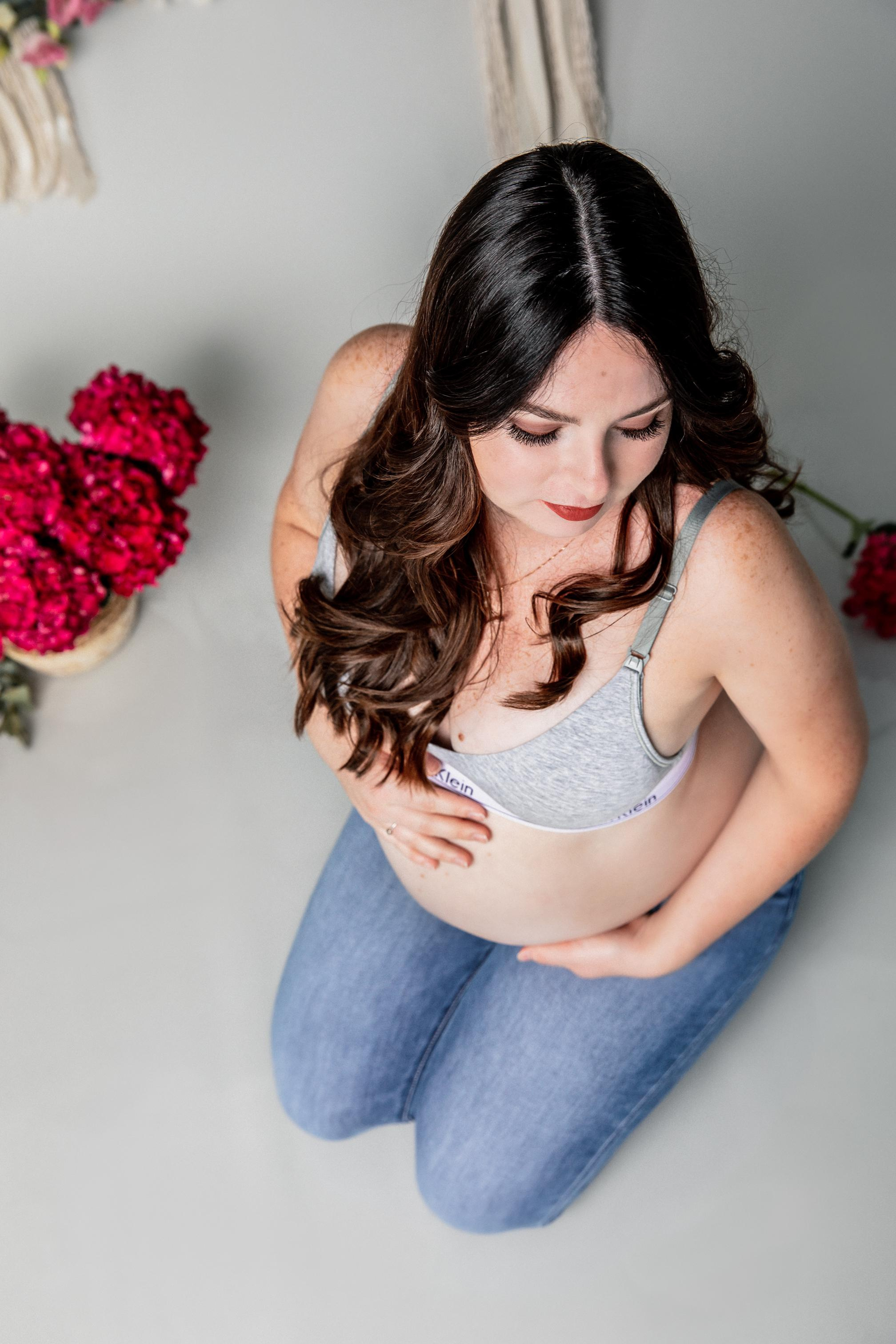 Babybauch Shooting im Fotostudio – Natürliche Babybauchfotos & Emotionale Momente. Hochzeitsfotografin in Gütersloh | Authentische Hochzeitsreportagen | TK Photographie