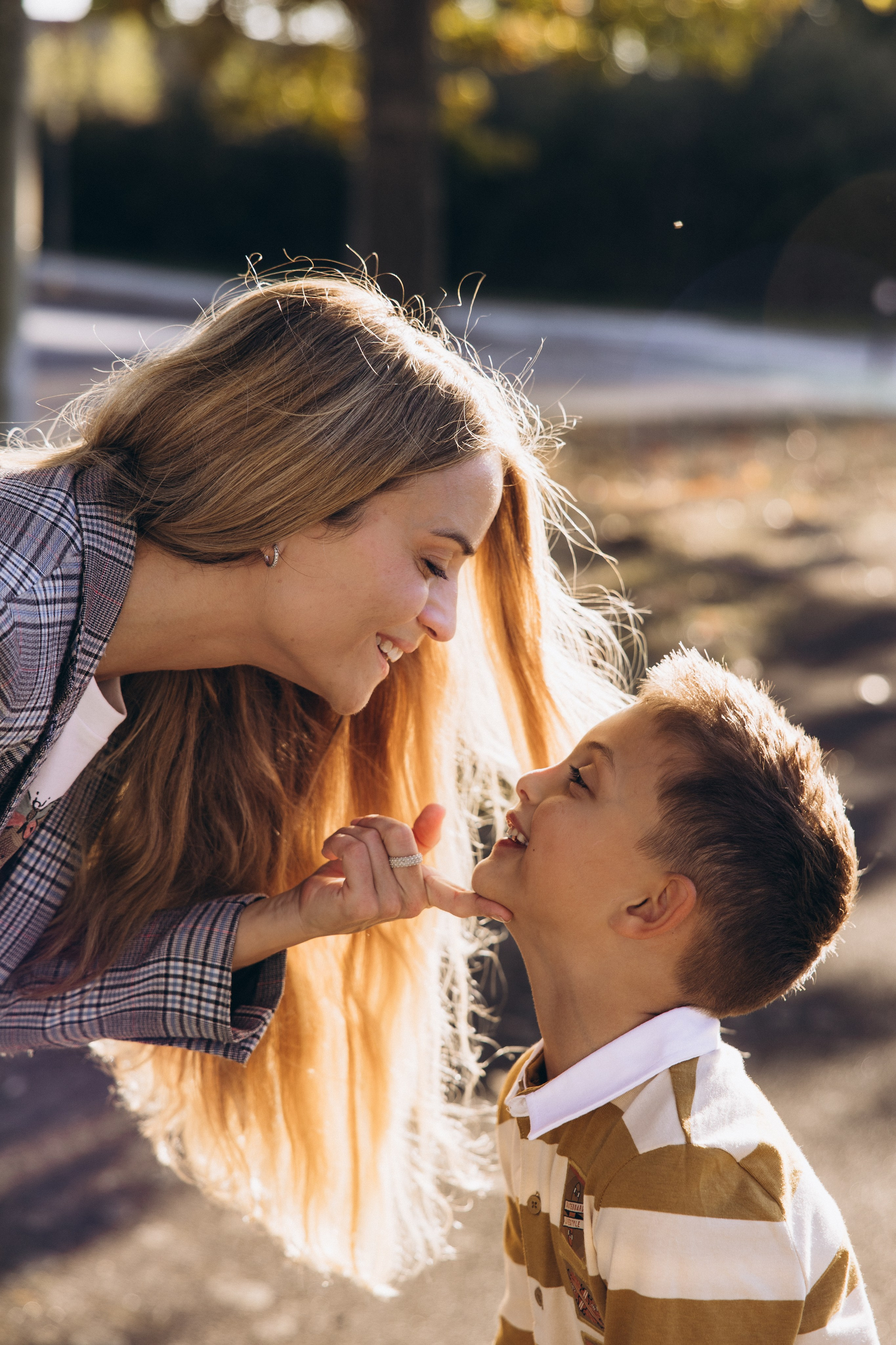 Autumn mother-son family photoshoot in Toulouse. Eugénie Smirnova — your photographer in Toulouse and southwest France