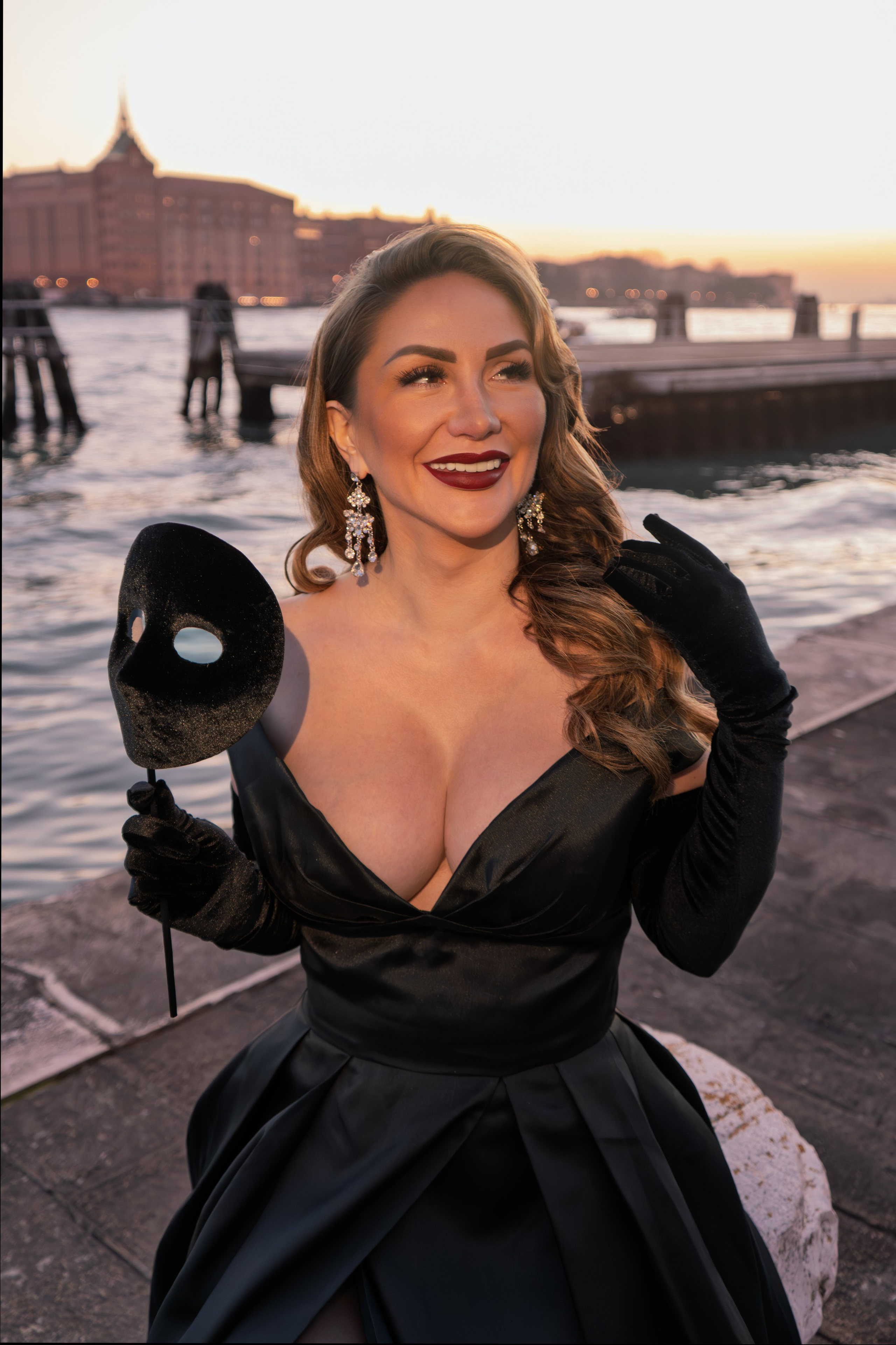 Solo traveler with a professional Venice photographer during a stylish photoshoot.