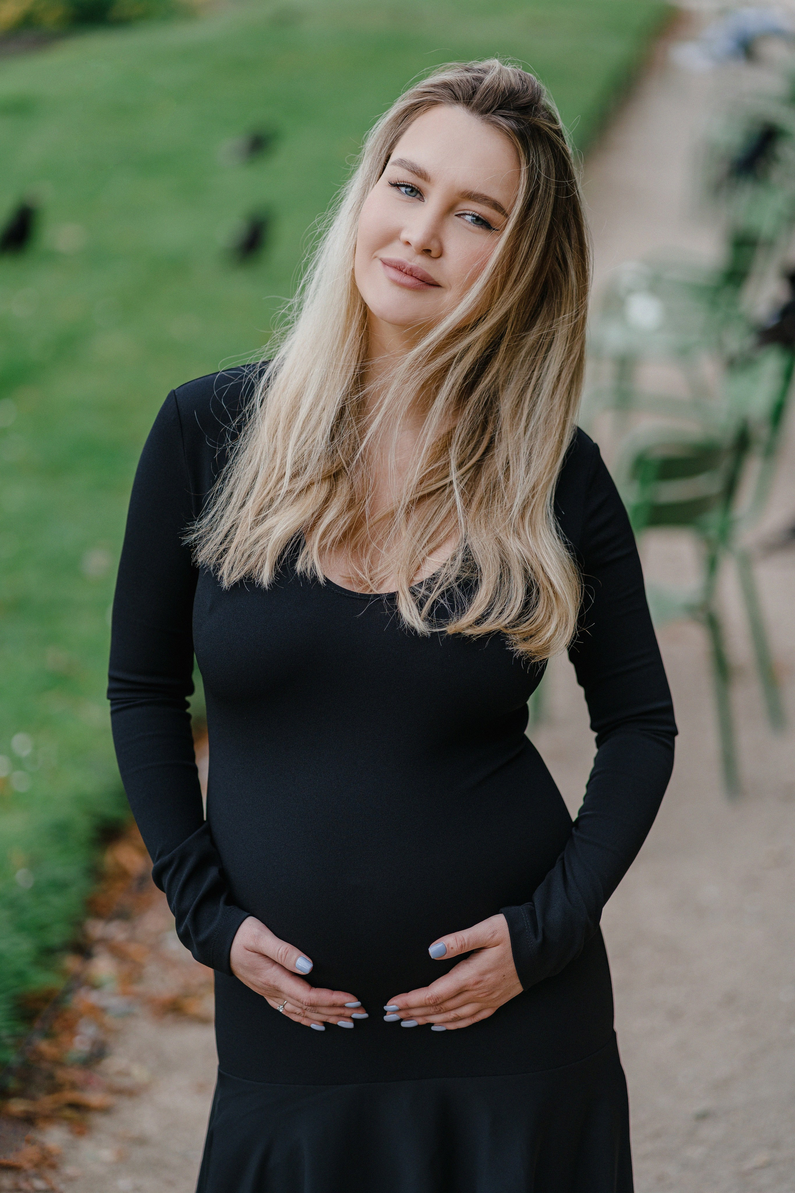 беременная пара в Париже на фотосессии