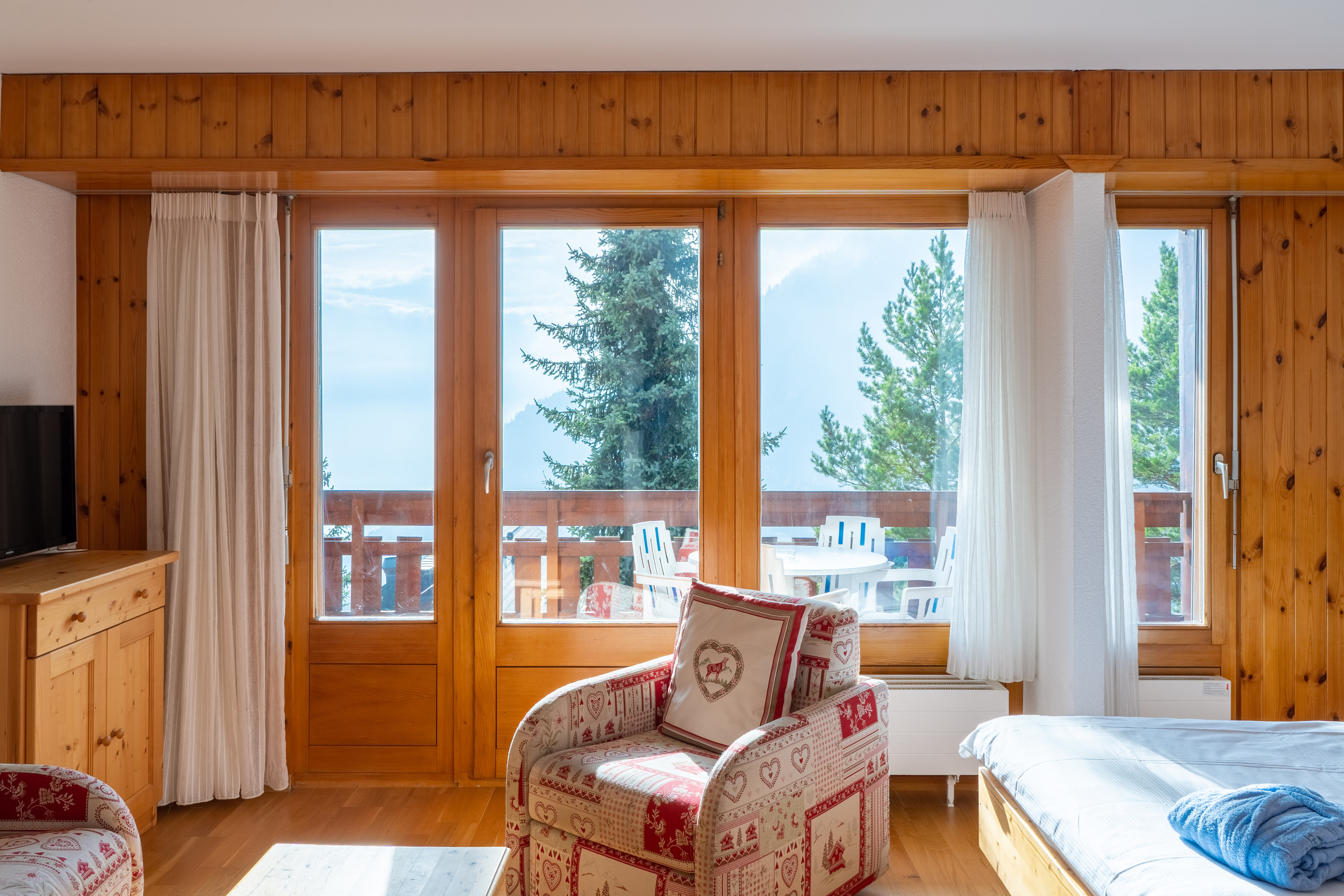 Les Bains d’Ovronnaz — Switzerland. Photo & Videos