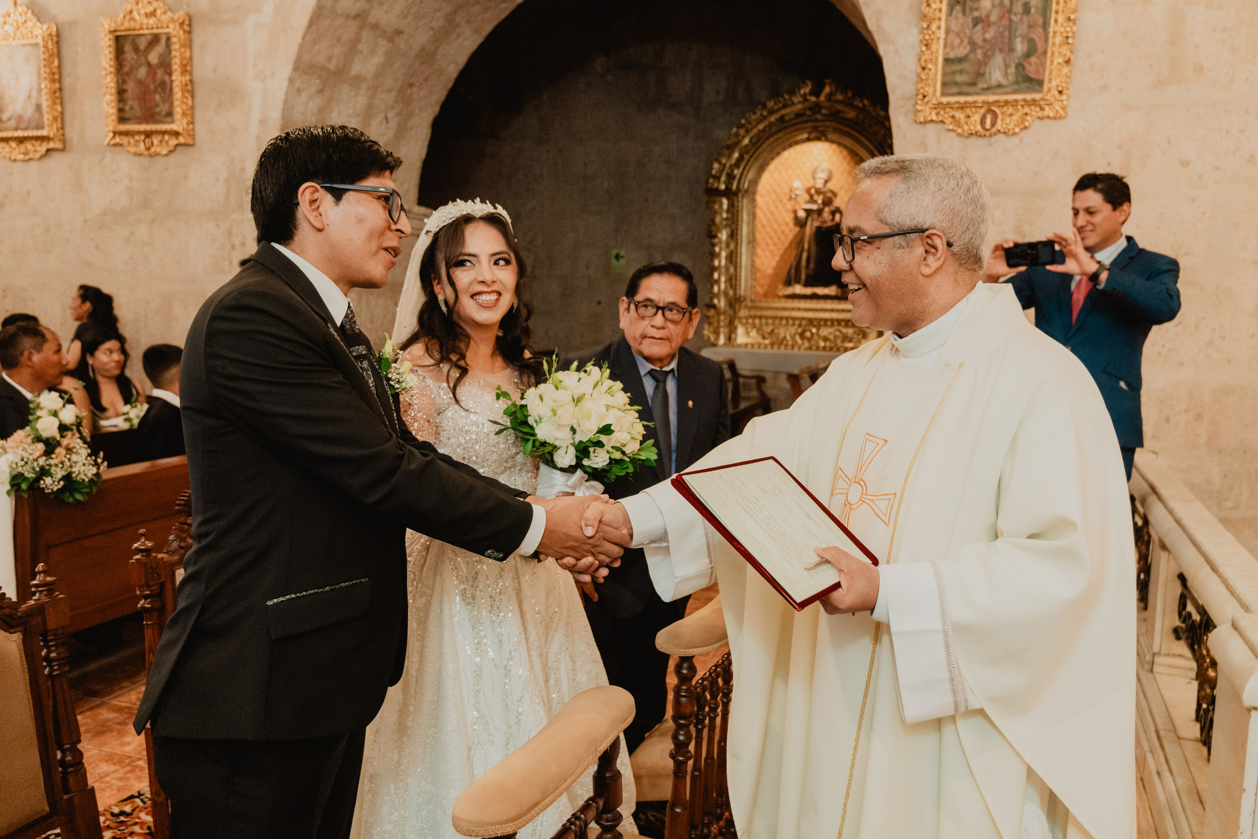 FERNANDO + MARIBEL | BODA RELIGIOSA. Studio KVTA | Fotografía y Video de Bodas en Arequipa