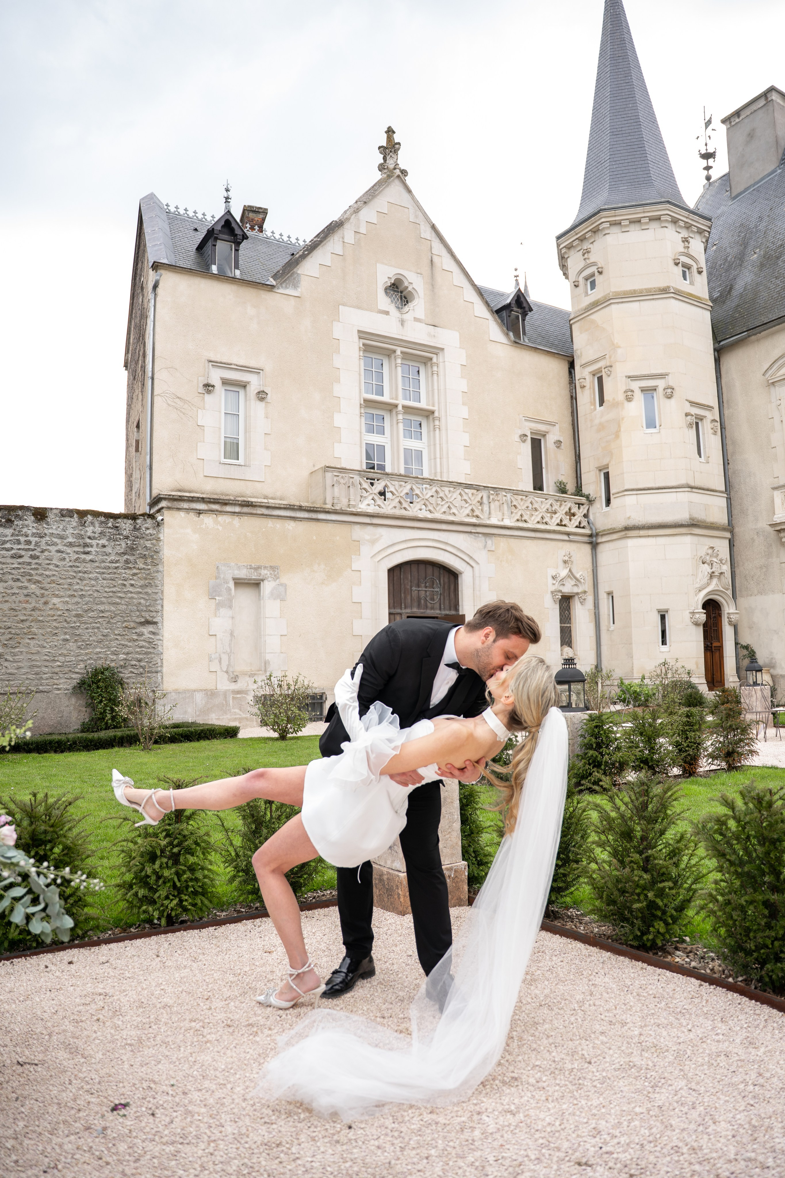 Chateau elopement inspiration. Wedding photographer in Paris Oksana Shum