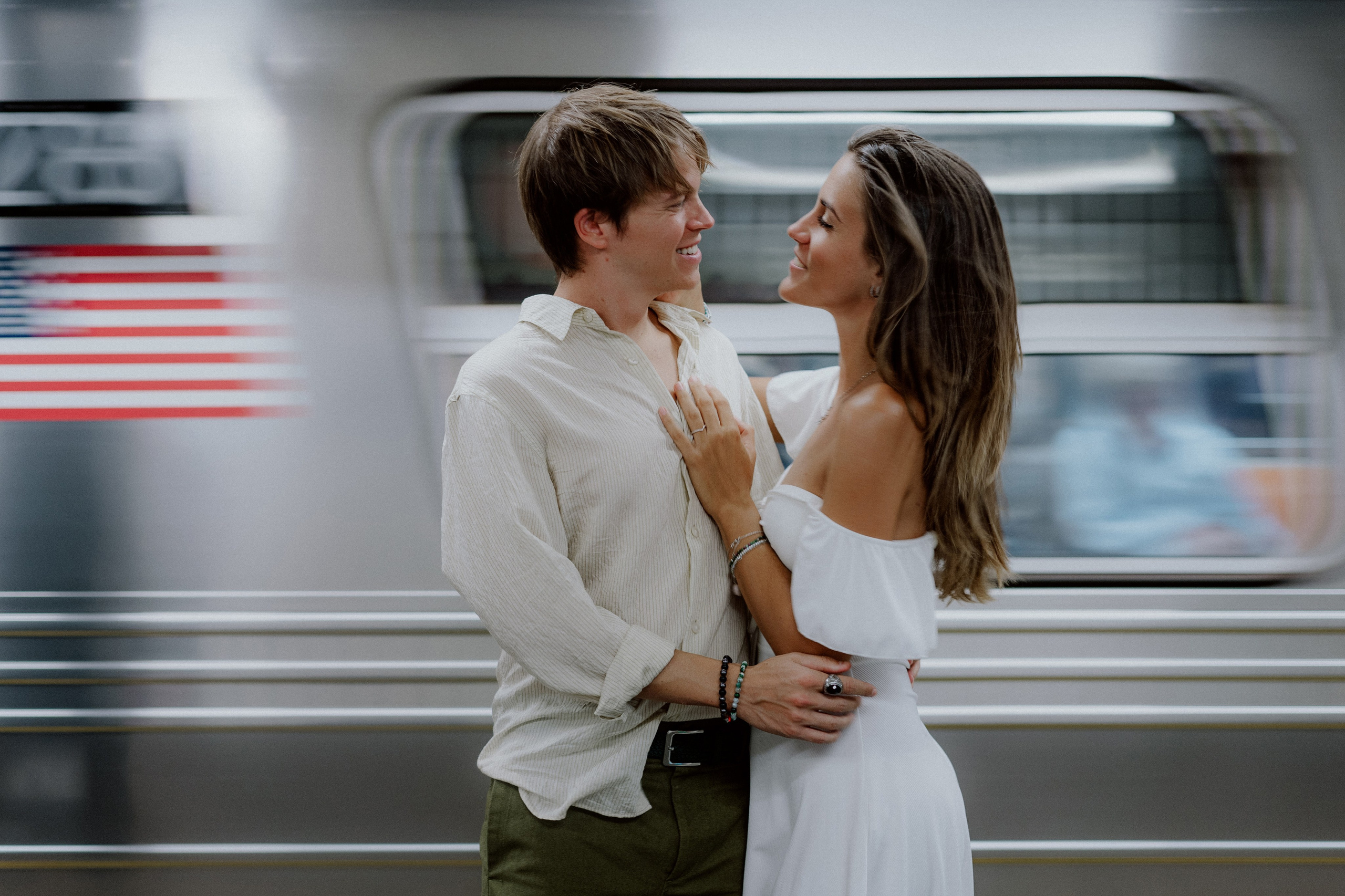 Couple in the night city. Videographer and photographer in New York // MAKAROV.VIDEO