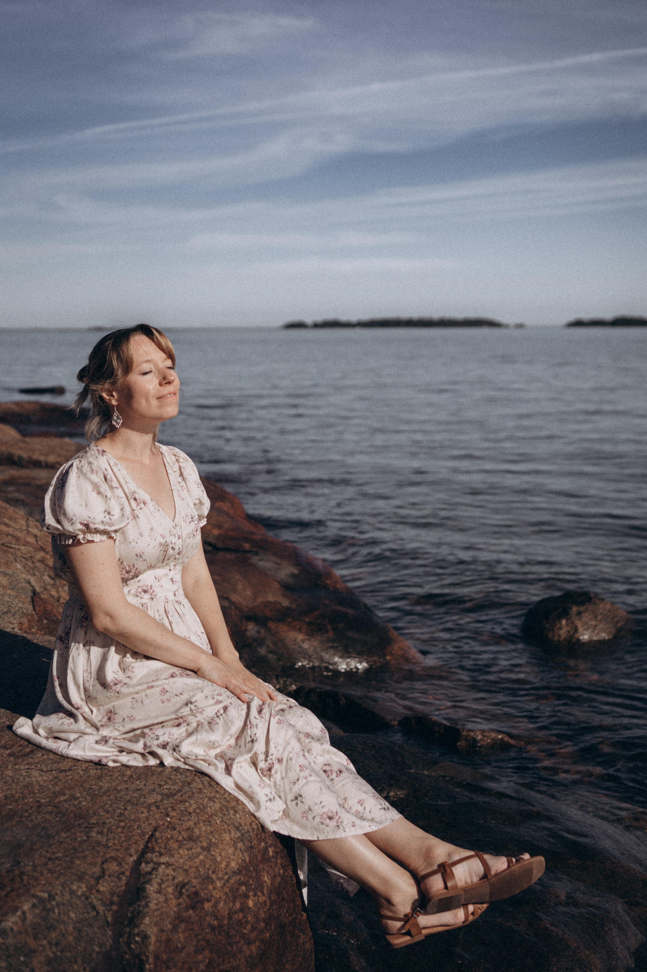 Sunny day on the cliffs. Family photographer in Helsinki, Victoria Guadagno