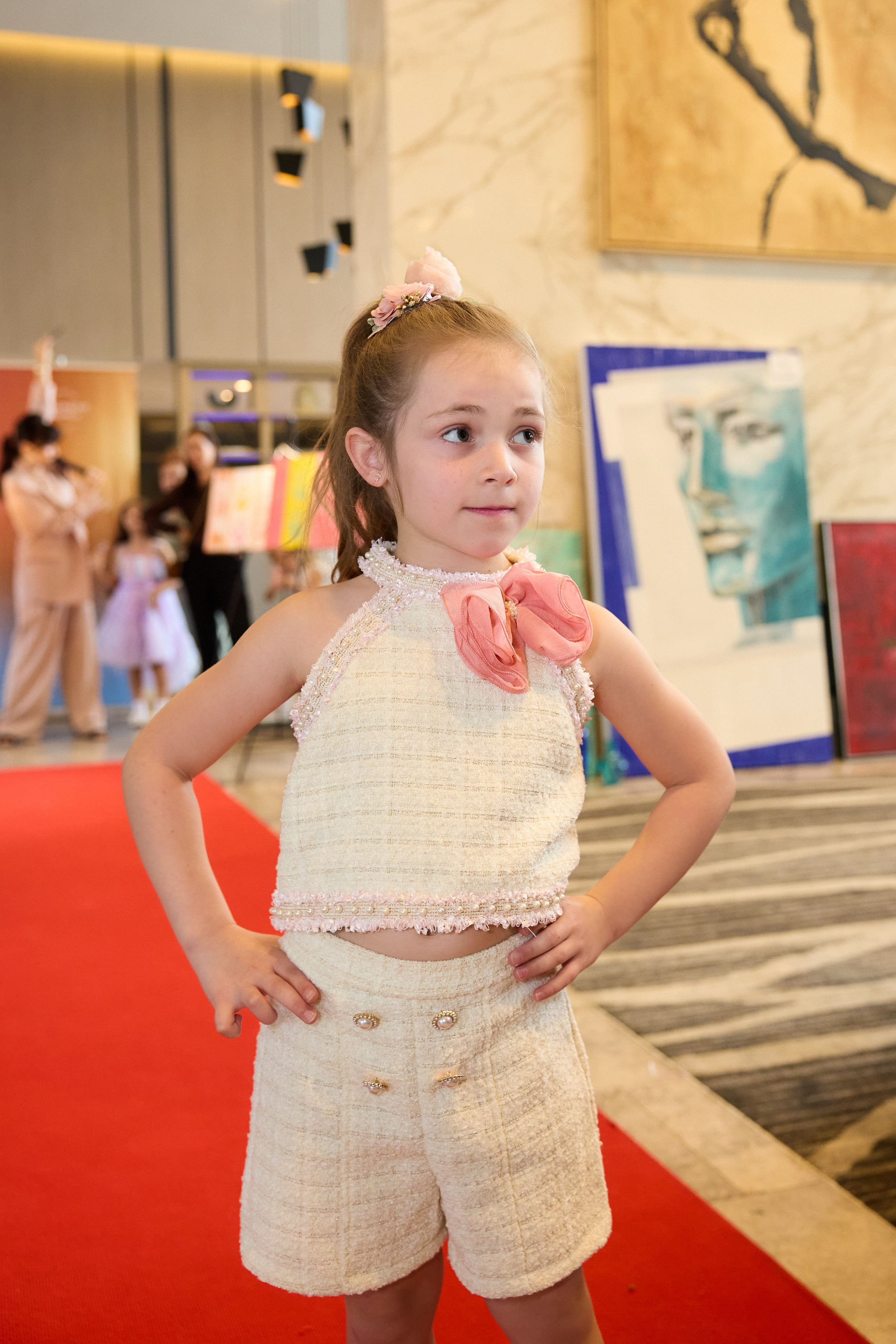 Авторская благотворительная художественная выставка Дианы Бортник. Фотограф Юлия Маковеева