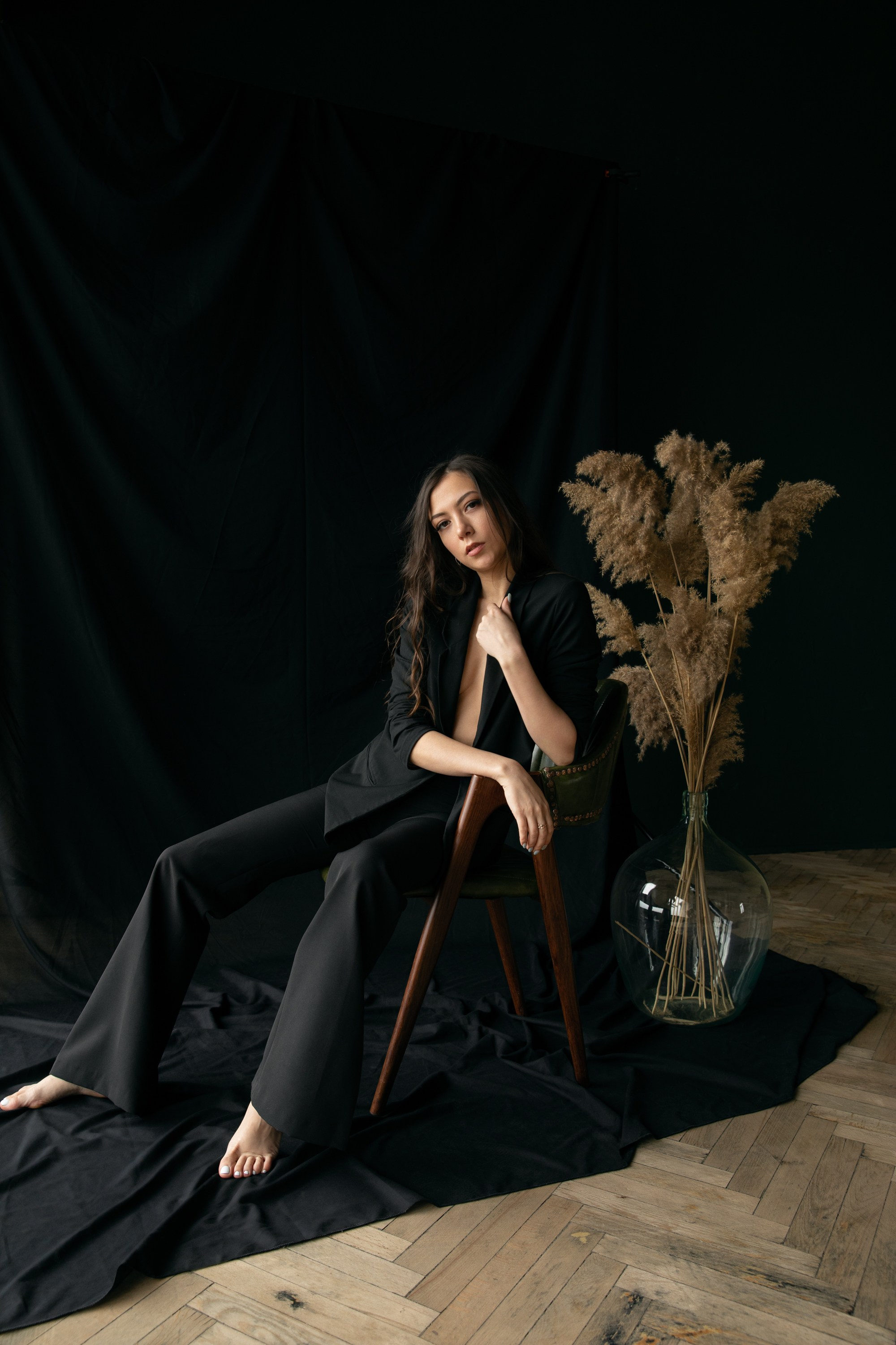 Sanfte Stärke | Minimalistische Portraitfotografie Indoor. Hochzeitsfotograf Bodensee & Allgäu | Liliana Berkut