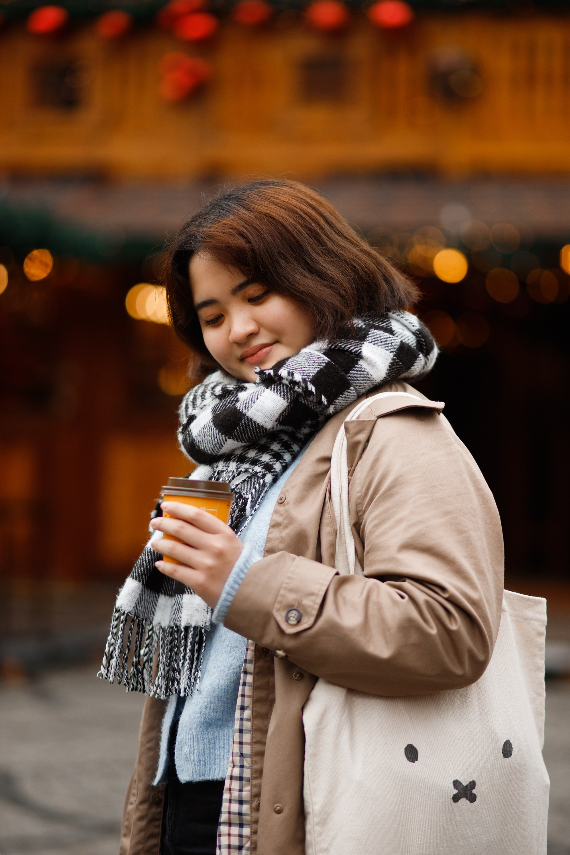 Misaki at christmas market. Kaja | fotograf psów we Wrocławiu