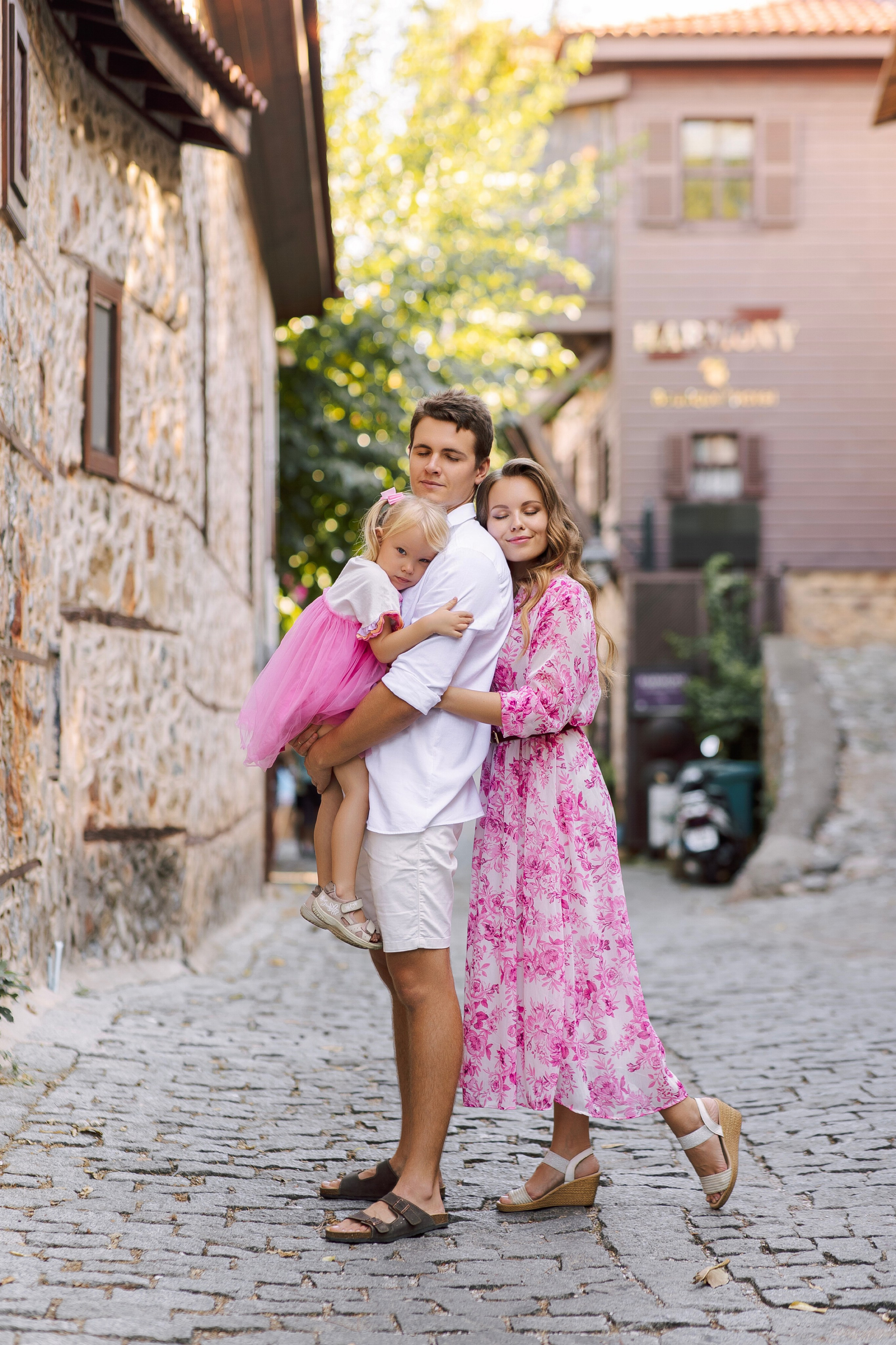 Family Walk in Alanya Old City | Colourful Streets Photoshoot. Professional Photographer in Alanya, Side, Belek, Antalya. Turkiye