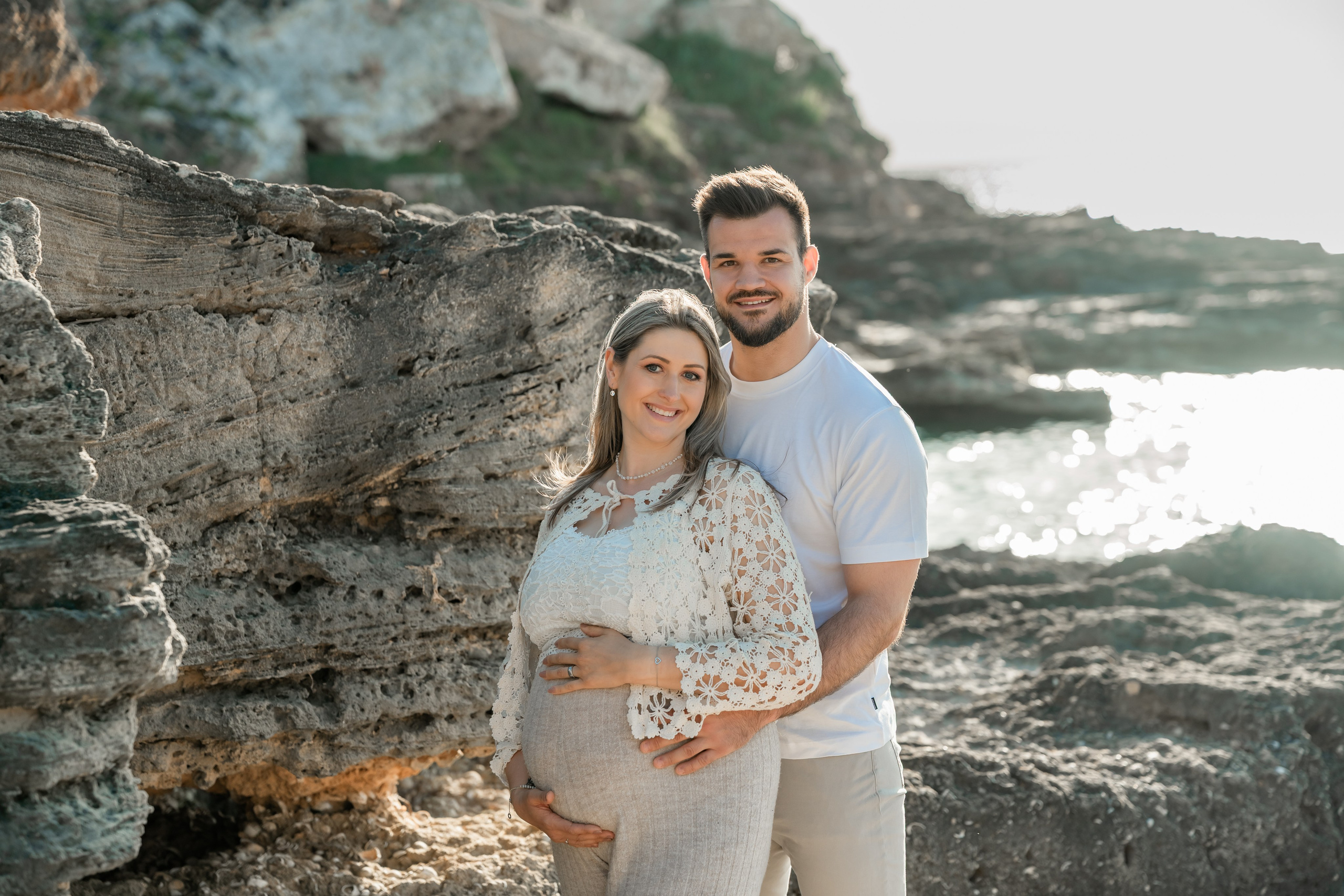 Schwangerschaftsshooting am Meer. Deine Fotografin auf Mallorca für Familien und Business
