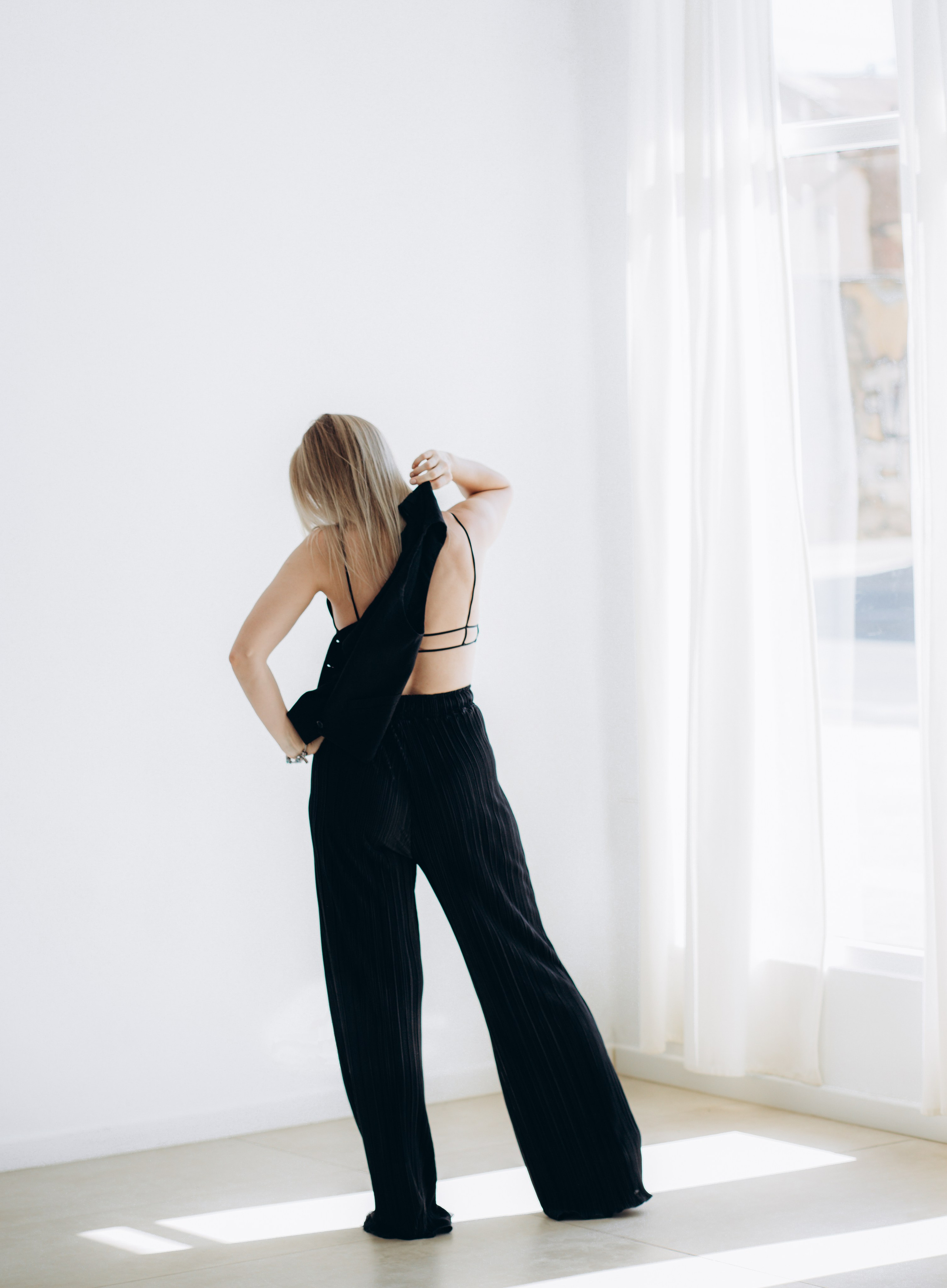 Стильный женский портрет, снятый в минималистичной студии в Валенсии, Испания, демонстрирует современную моду и уверенную женственность — отличное вдохновение для женских портретных фотосессий в Валенсии и по всей Испании.