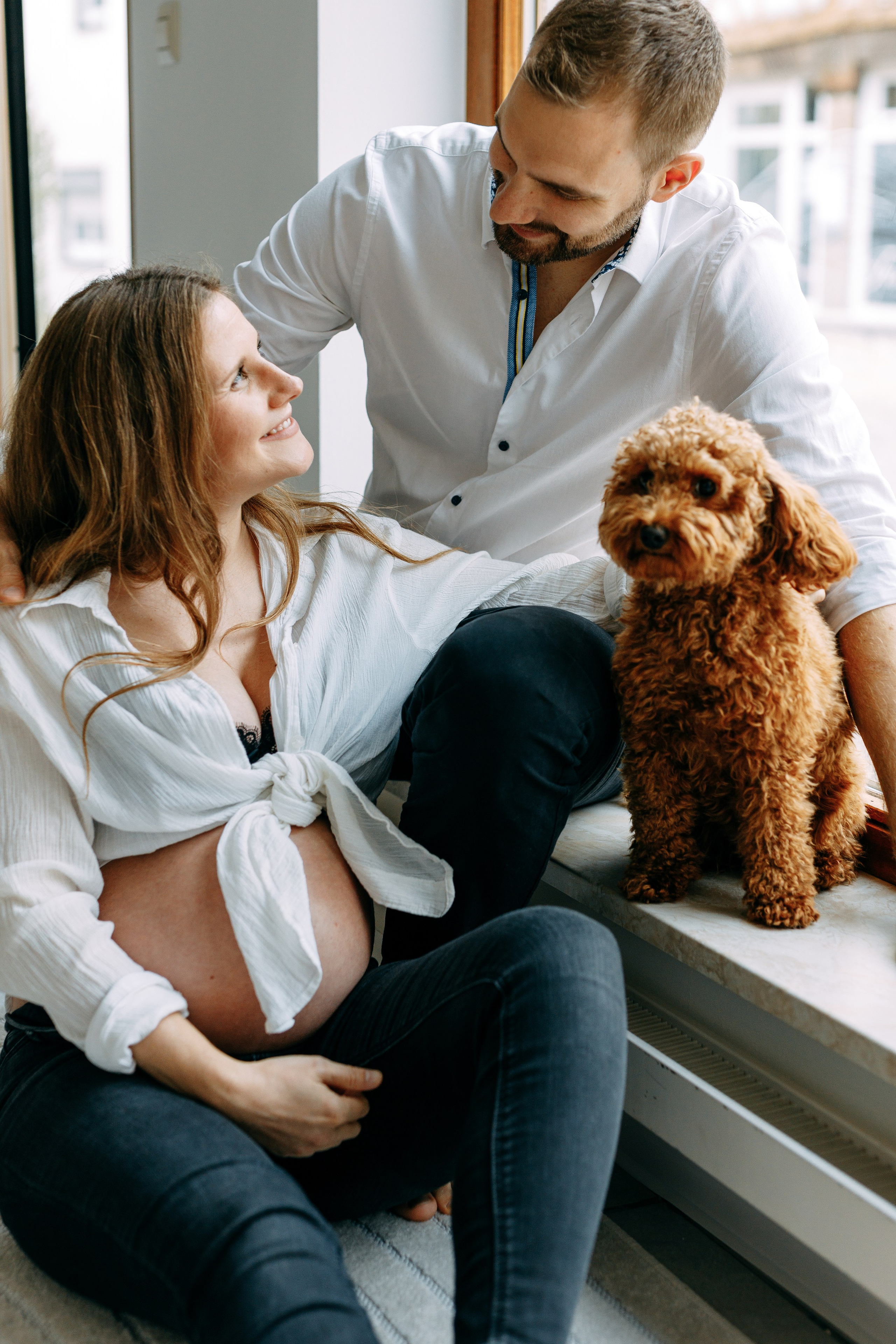 Babybauch-Shooting in Münsingen mit Hund 🐾. Professionele fotografin in Münsingen Olesia Wegele