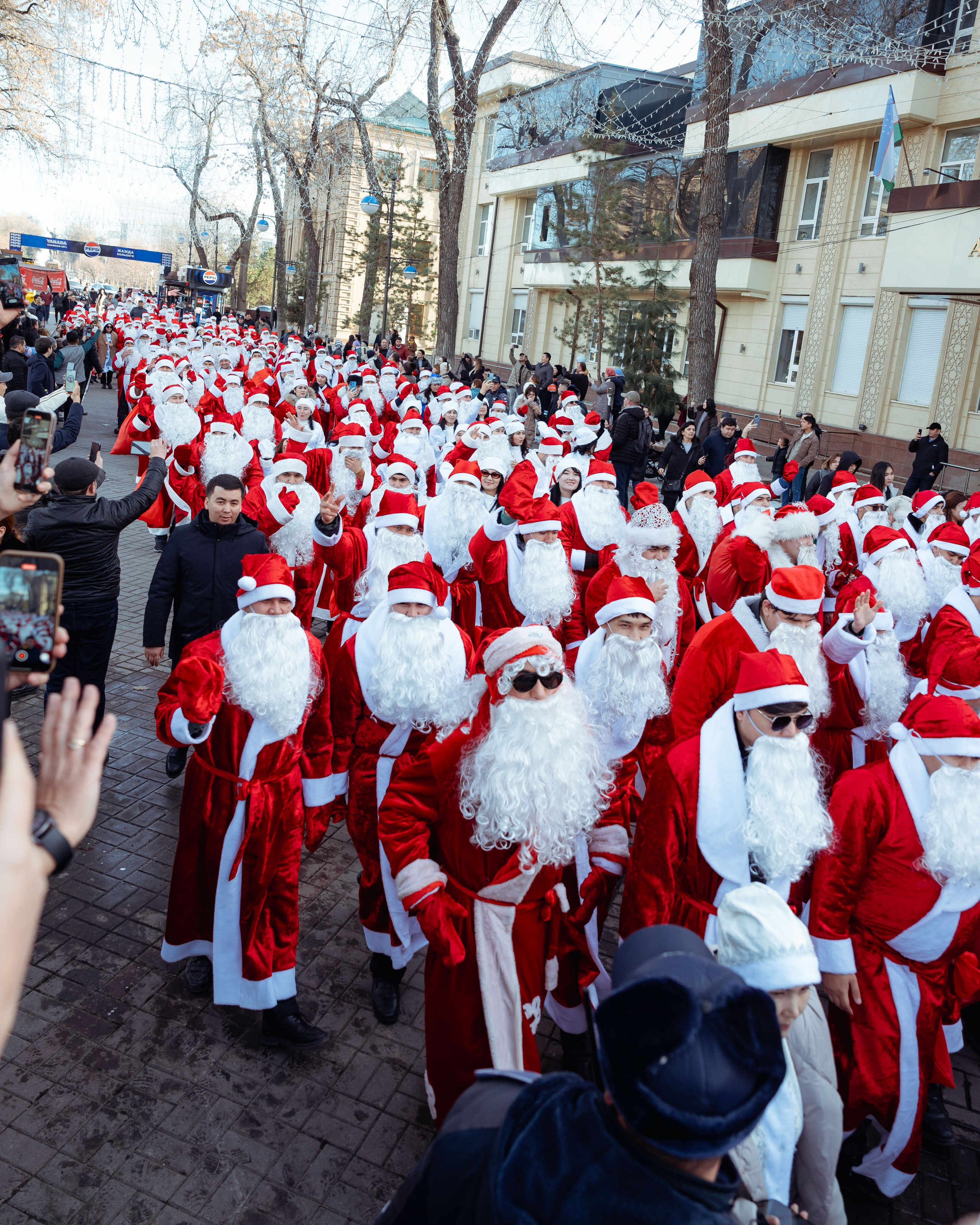 Парад Дедов Морозов. Георгий Намазов | Фотограф в Ташкенте