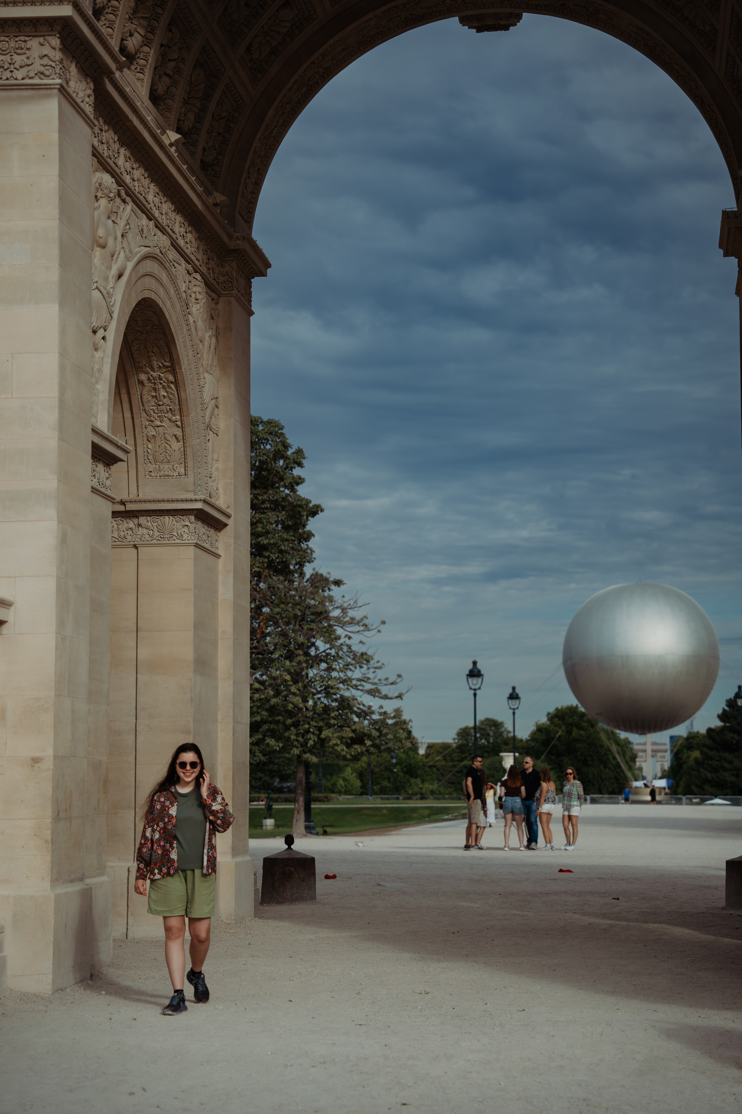 Family walk through the morning Paris. Фотограф в Париже Полина Осипова