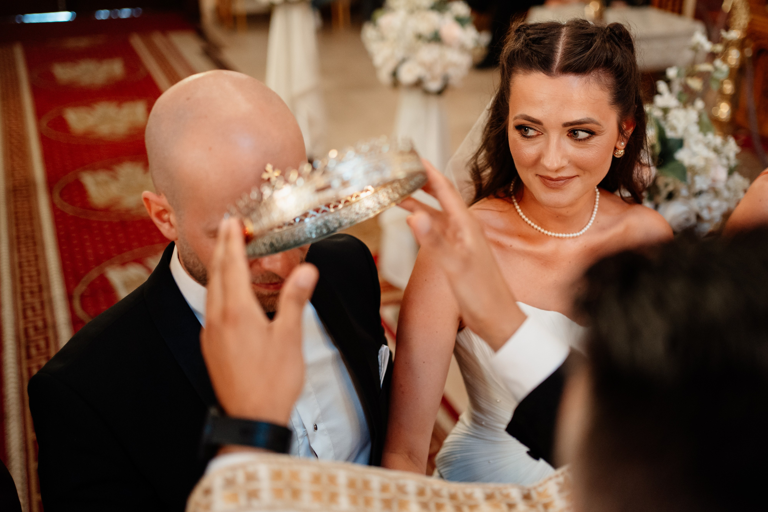 Moment emoționant între miri în ziua nunții, surprins într-un cadru natural și romantic, la Bokka Buftea. Fotografie de nuntă profesională, editată artistic pentru a evidenția emoția și eleganța evenimentului.