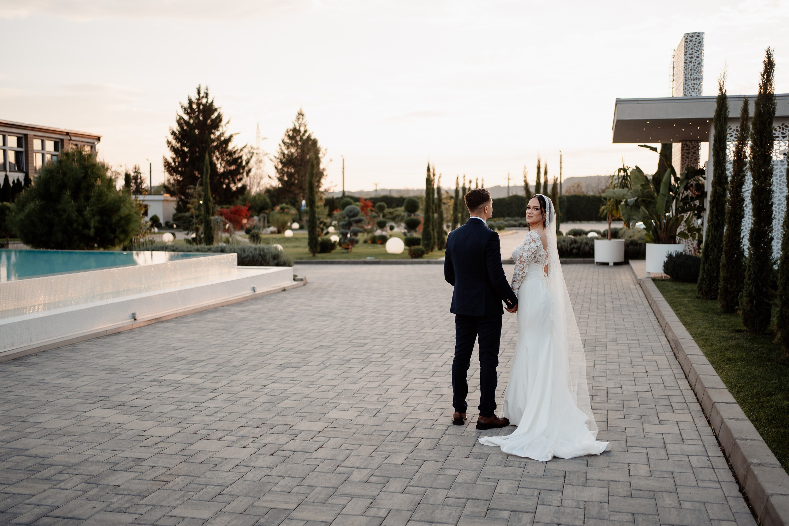 Moment emoționant între miri în ziua nunții, surprins într-un cadru natural și romantic, la Reina Events. Fotografie de nuntă profesională, editată artistic pentru a evidenția emoția și eleganța evenimentului.