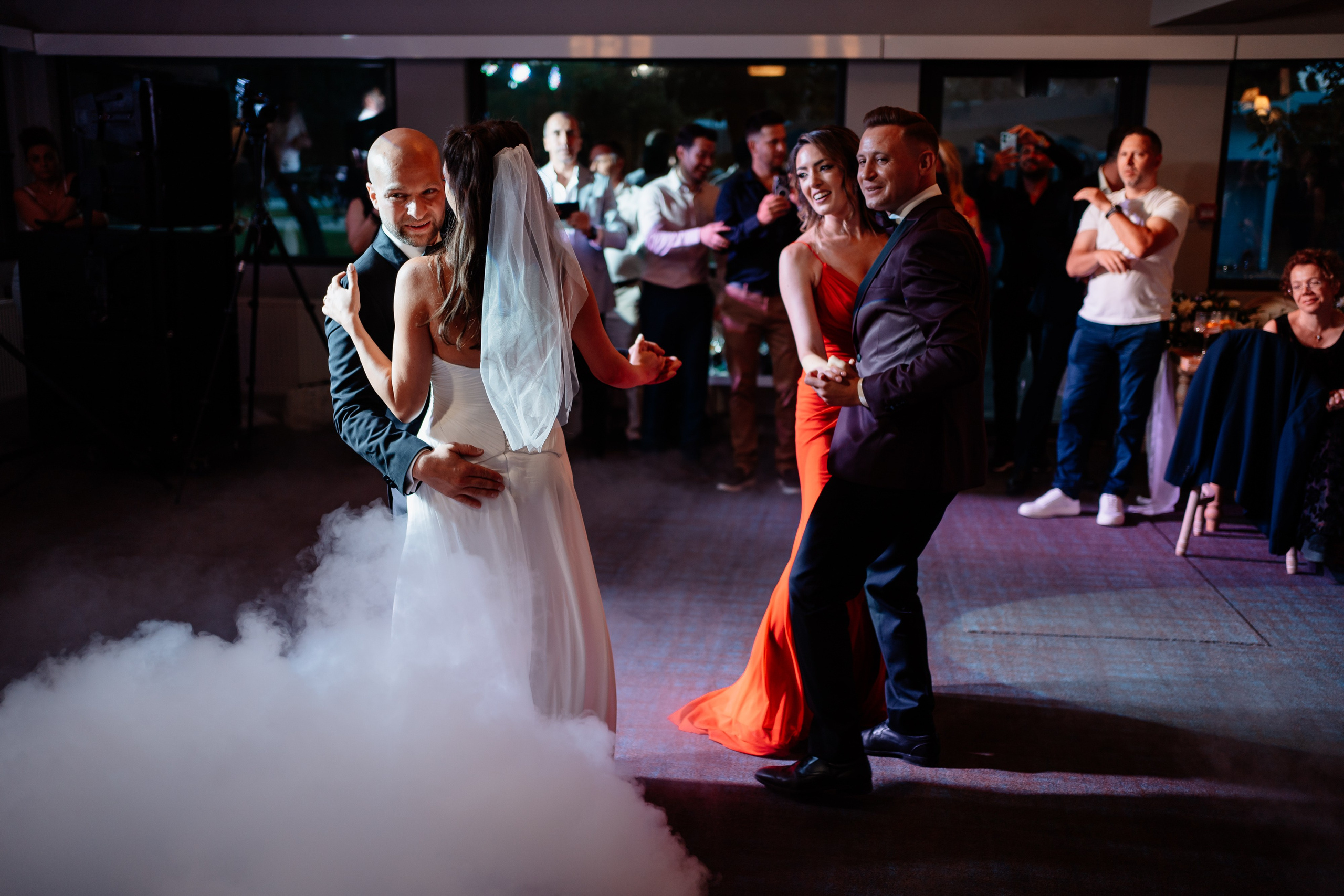 Moment emoționant între miri în ziua nunții, surprins într-un cadru natural și romantic, la Bokka Buftea. Fotografie de nuntă profesională, editată artistic pentru a evidenția emoția și eleganța evenimentului.