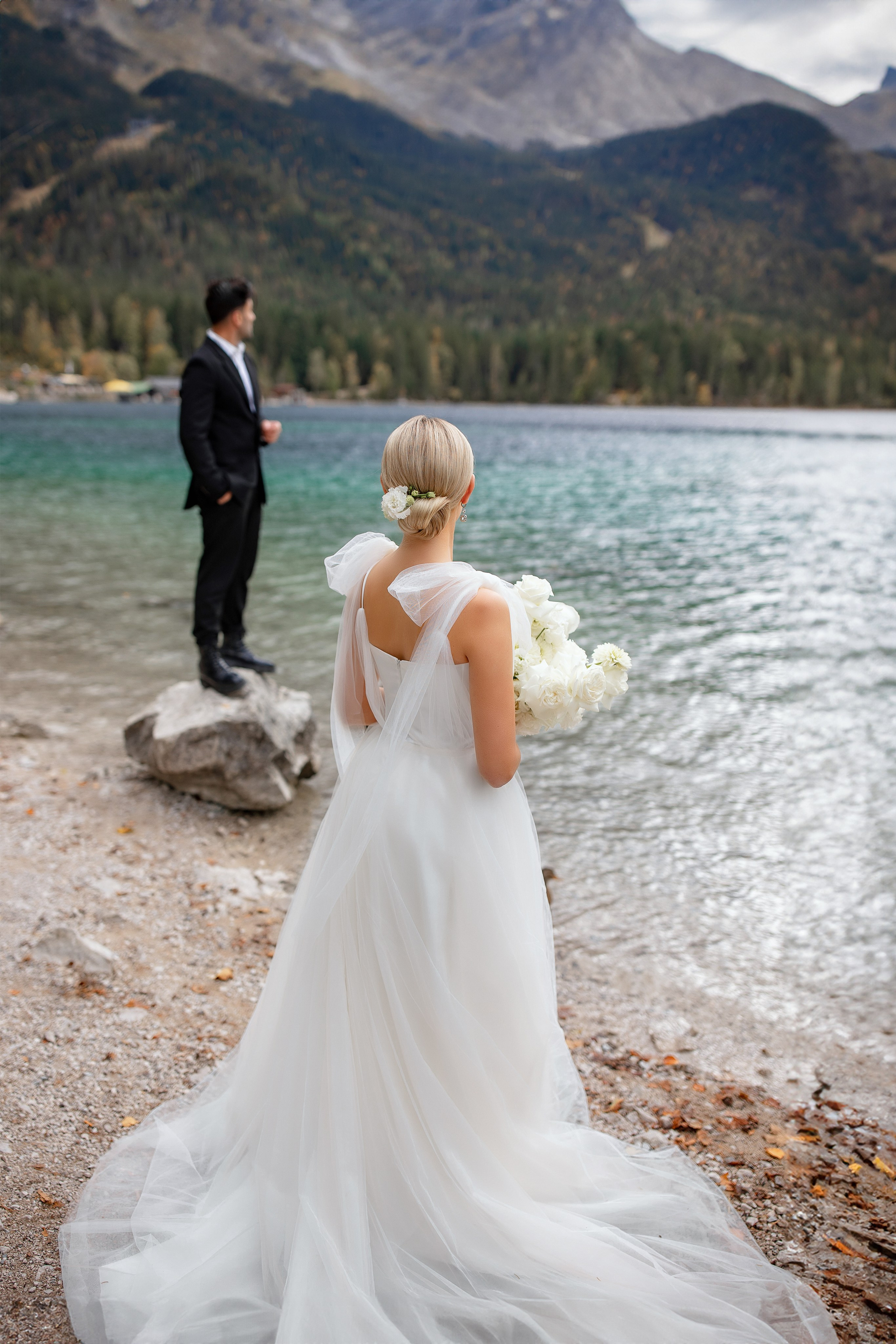 Hochzeit in Deutschland, Braut Make Up, Alpen, Hochzeit, Trauung in den Alpen, Hochzeit am Eibsee, Herbsthochzeit, Brautpaarshooting am Eibsee, Hochzeit in den Bergen, Hochzeitsfotograf Niedersachsen, Münster, Rheine, Hannover, heiraten in Osnabrück, Brautkpaar, Hochzeitstrends, Brautkleid, freie Trauung, weißer Brautstrauß
