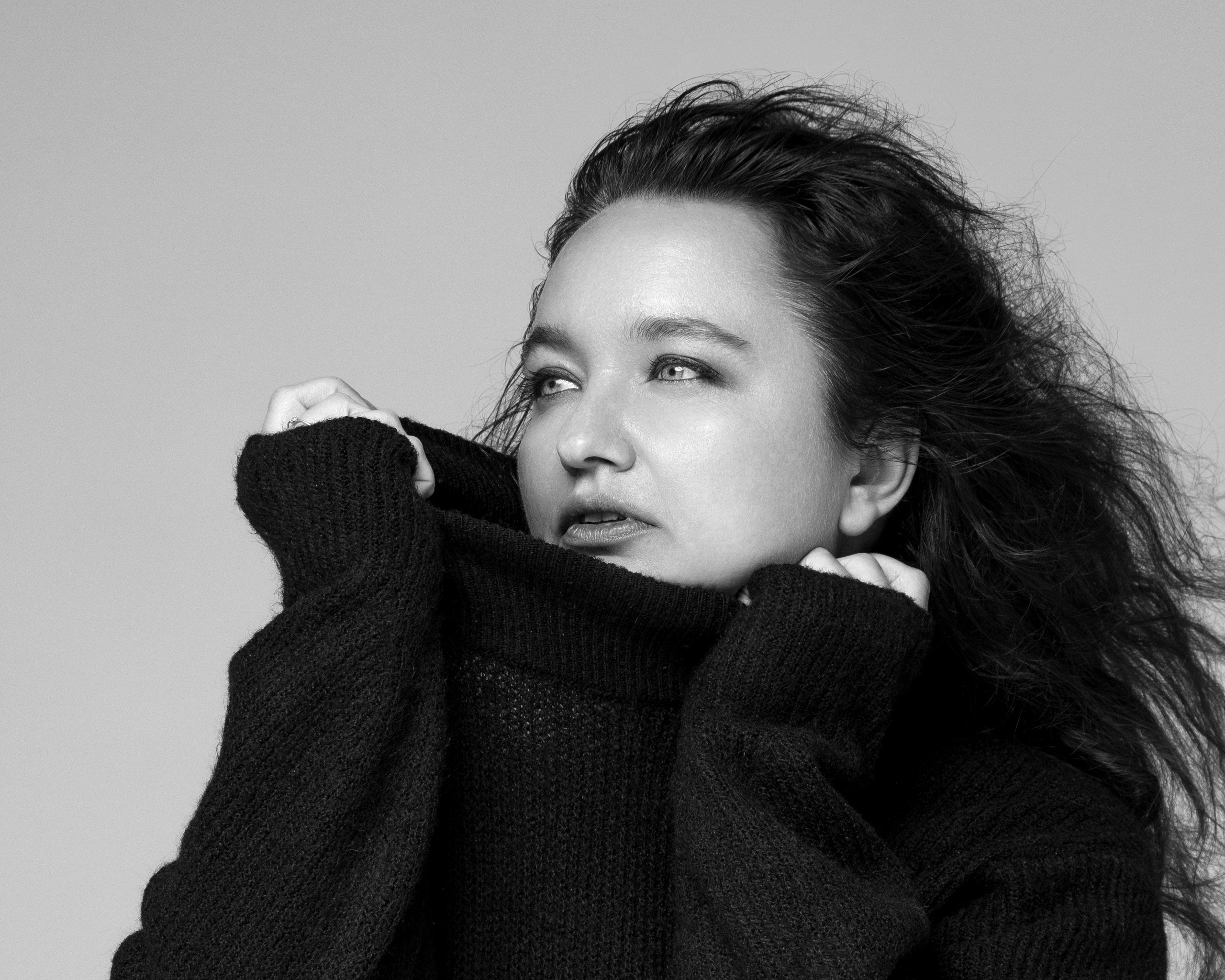 Künstlerisches Schwarz-Weiß-Portrait – weibliche Schönheit im Fokus