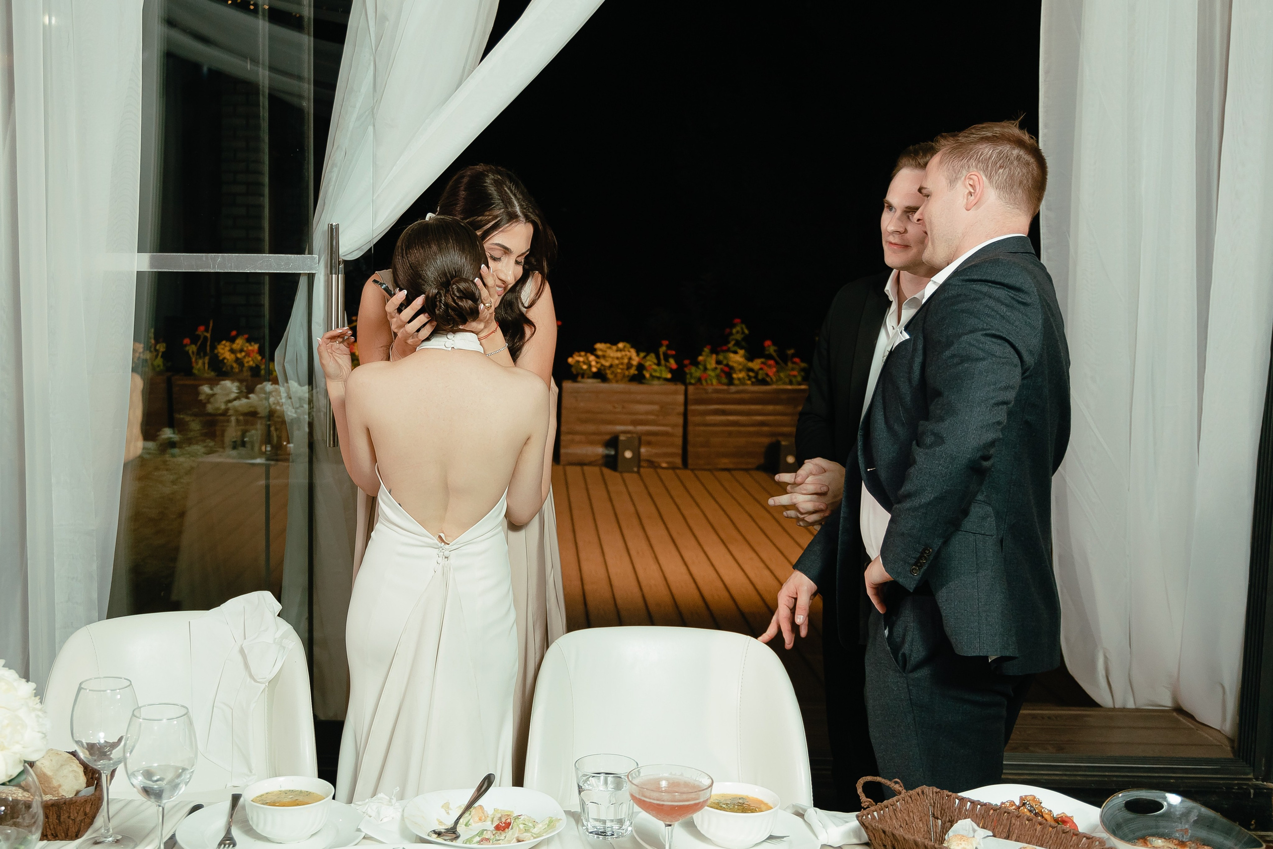 Thomas & Suyumbika. Главная