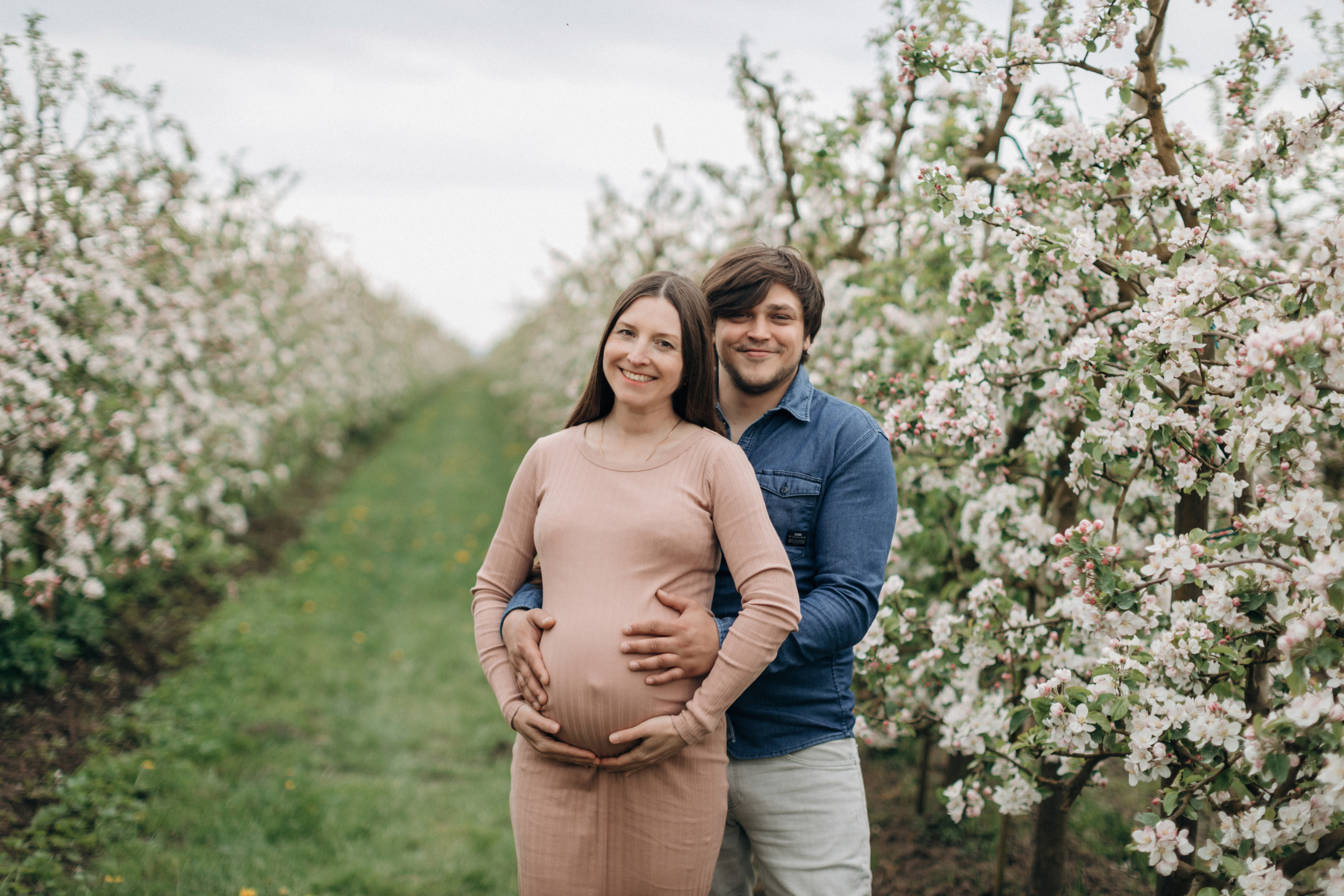 Фотосессия беременности в цветущих яблоневых садах Altes Land. Фотограф в Германии — Мария Чистякова