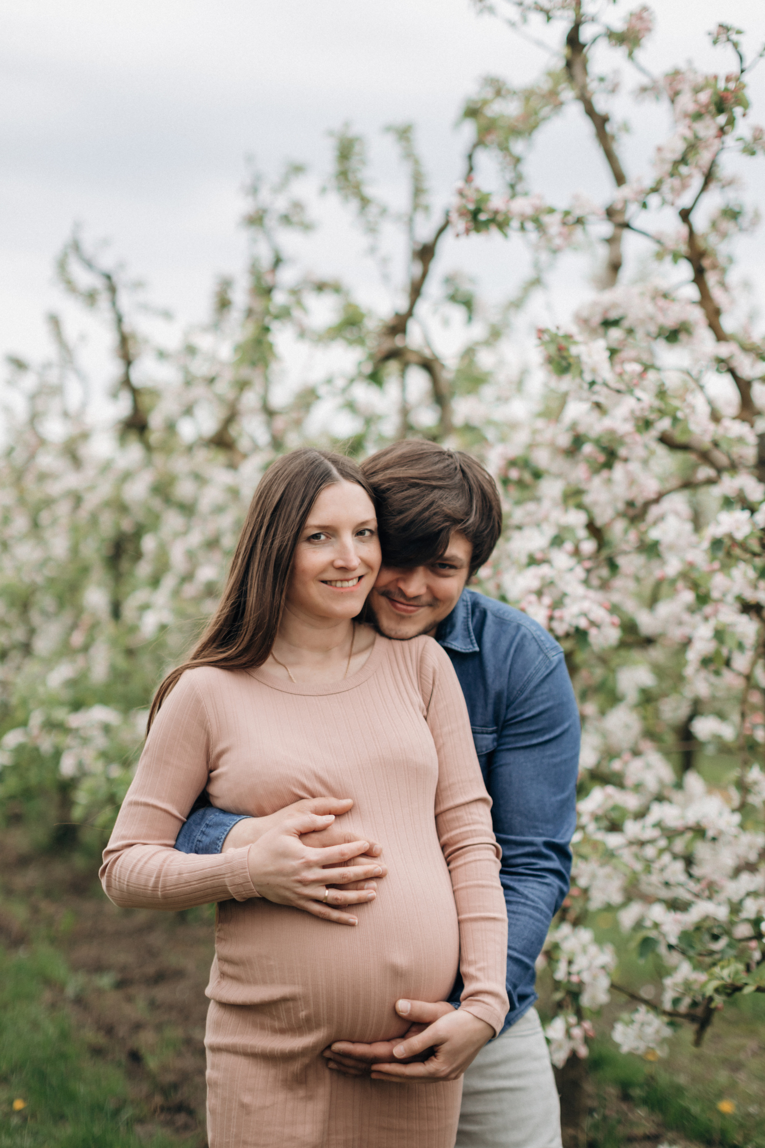 Фотосессия беременности в цветущих яблоневых садах Altes Land. Фотограф в Германии — Мария Чистякова