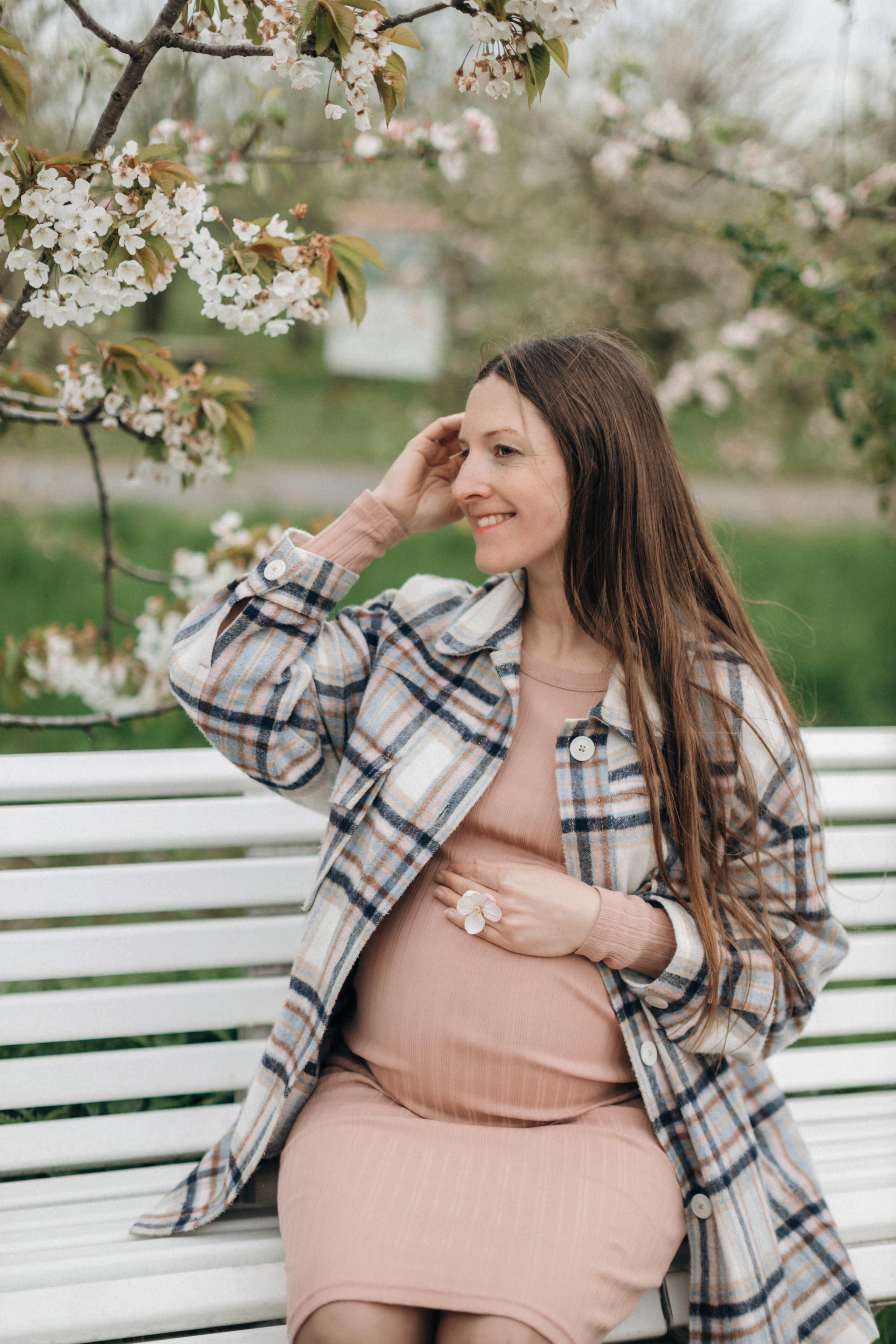 Фотосессия беременности в цветущих яблоневых садах Altes Land. Фотограф в Германии — Мария Чистякова