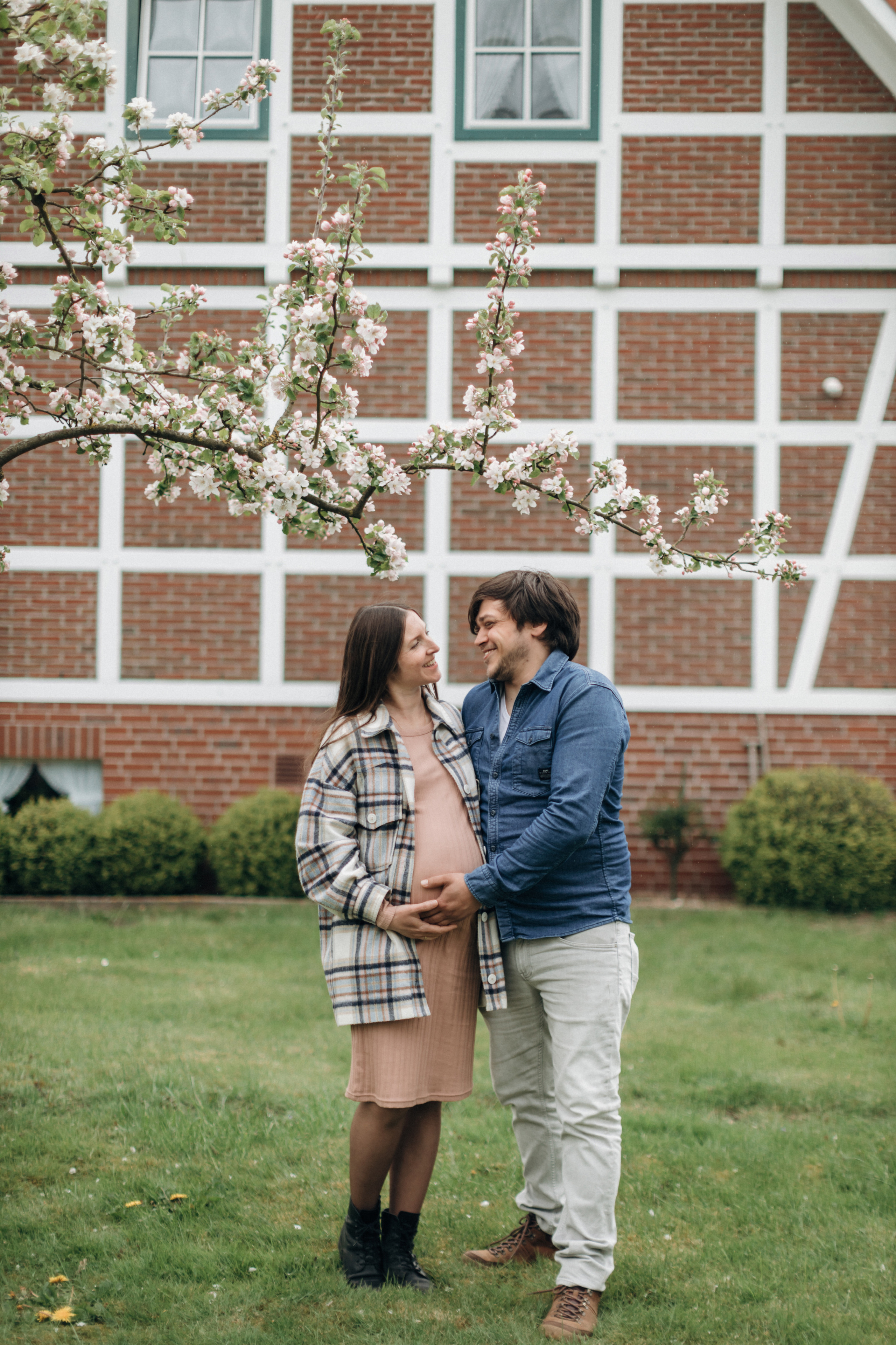 Фотосессия беременности в цветущих яблоневых садах Altes Land. Фотограф в Германии — Мария Чистякова