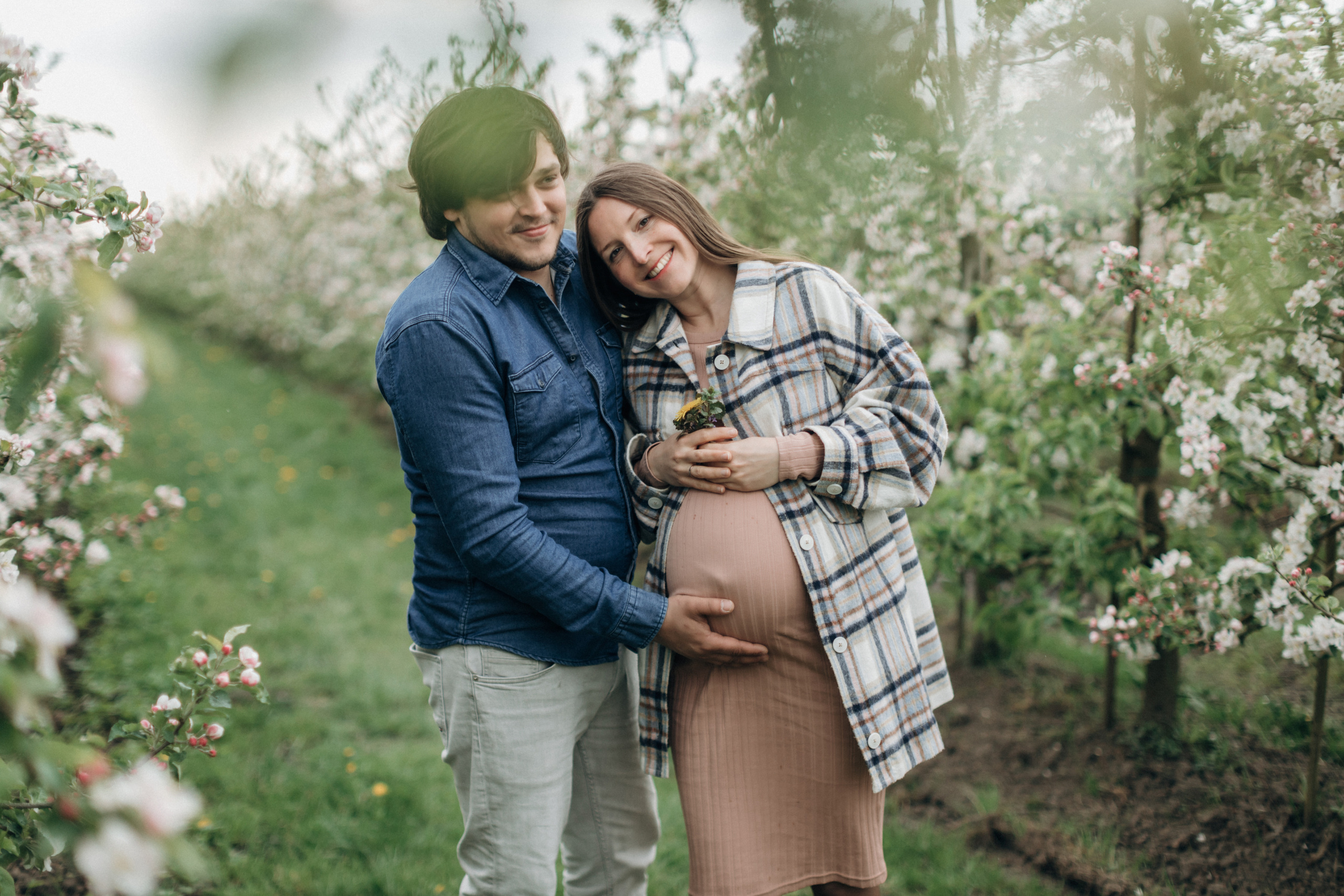 Фотосессия беременности в цветущих яблоневых садах Altes Land. Фотограф в Германии — Мария Чистякова