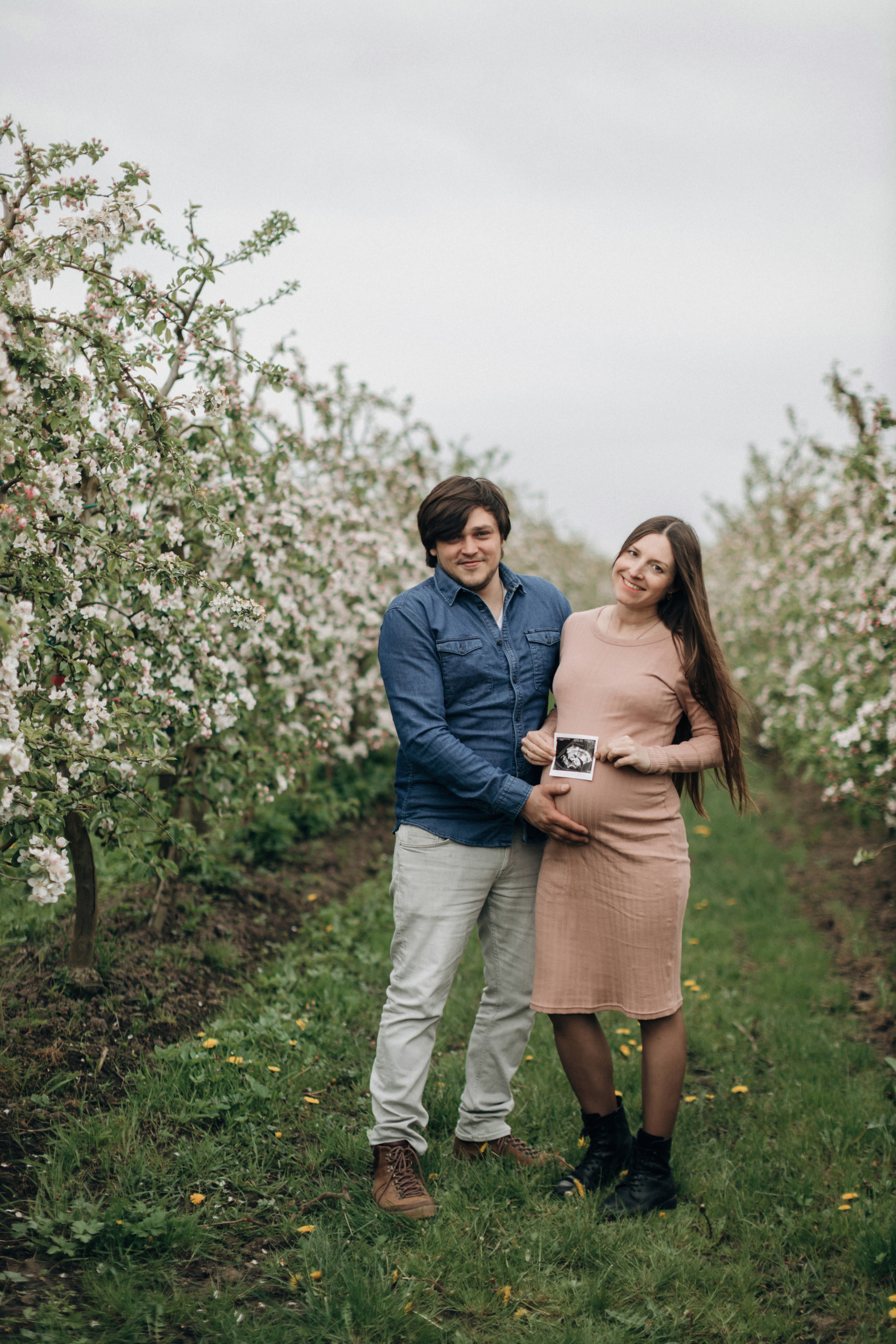 Фотосессия беременности в цветущих яблоневых садах Altes Land. Фотограф в Германии — Мария Чистякова