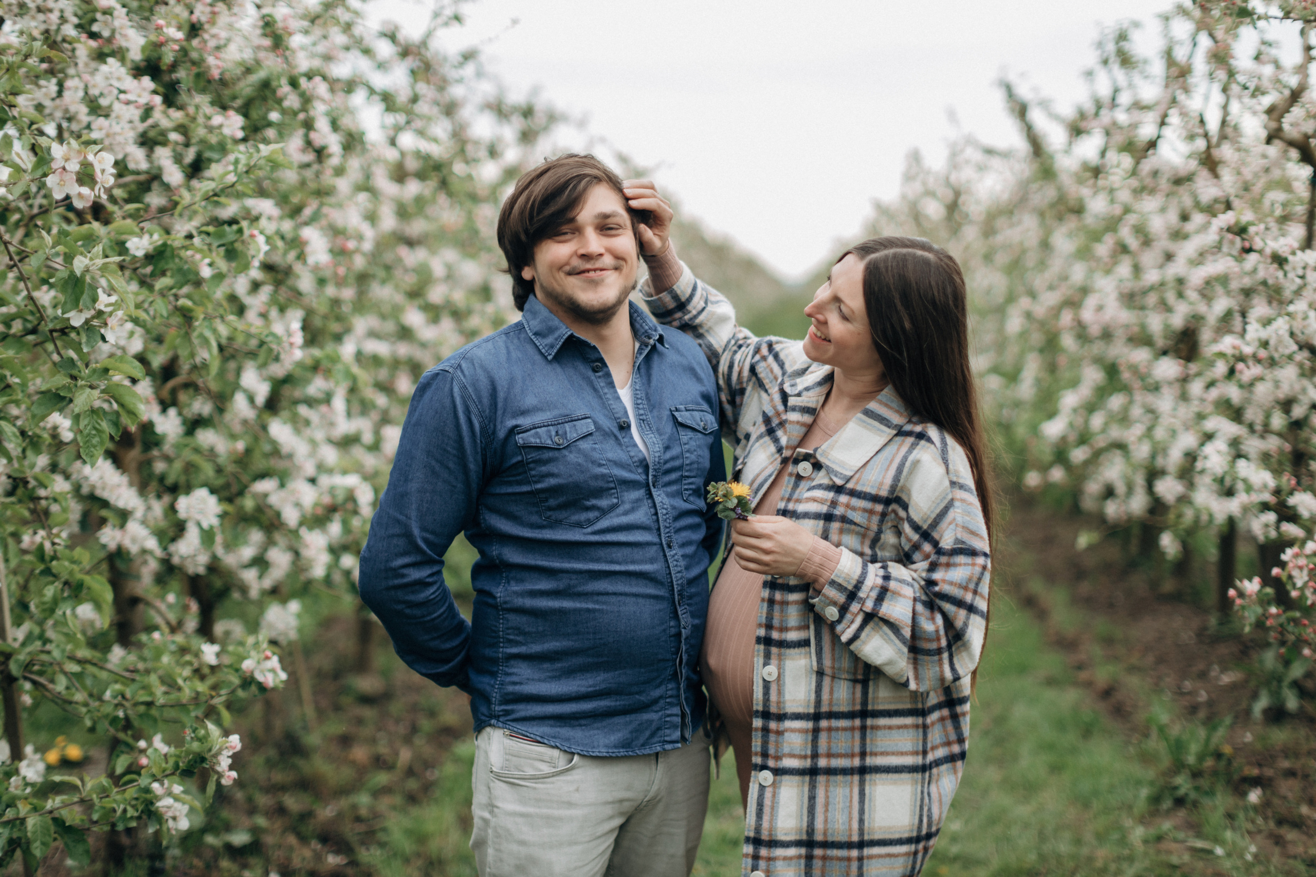 Фотосессия беременности в цветущих яблоневых садах Altes Land. Фотограф в Германии — Мария Чистякова