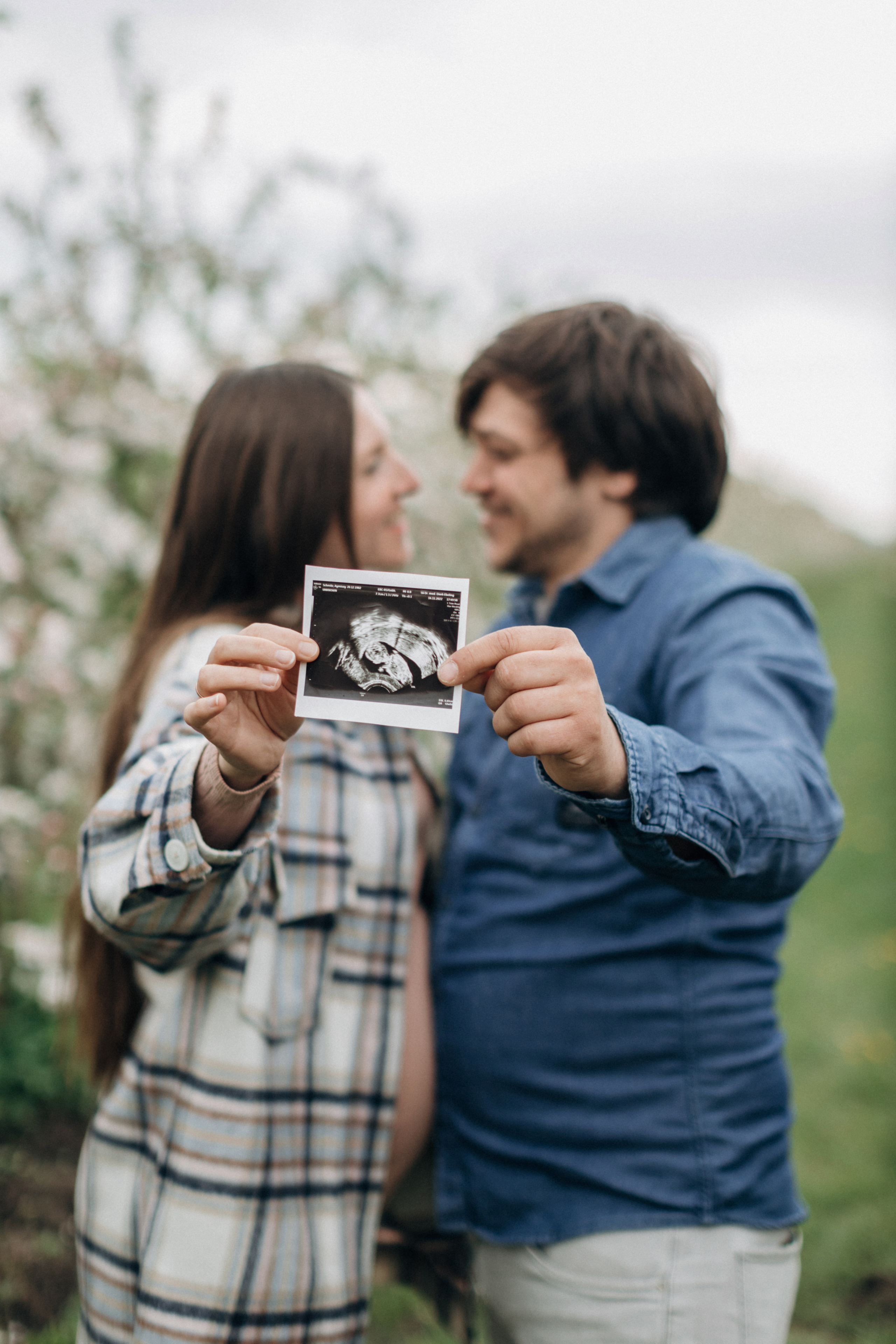Фотосессия беременности в цветущих яблоневых садах Altes Land. Фотограф в Германии — Мария Чистякова